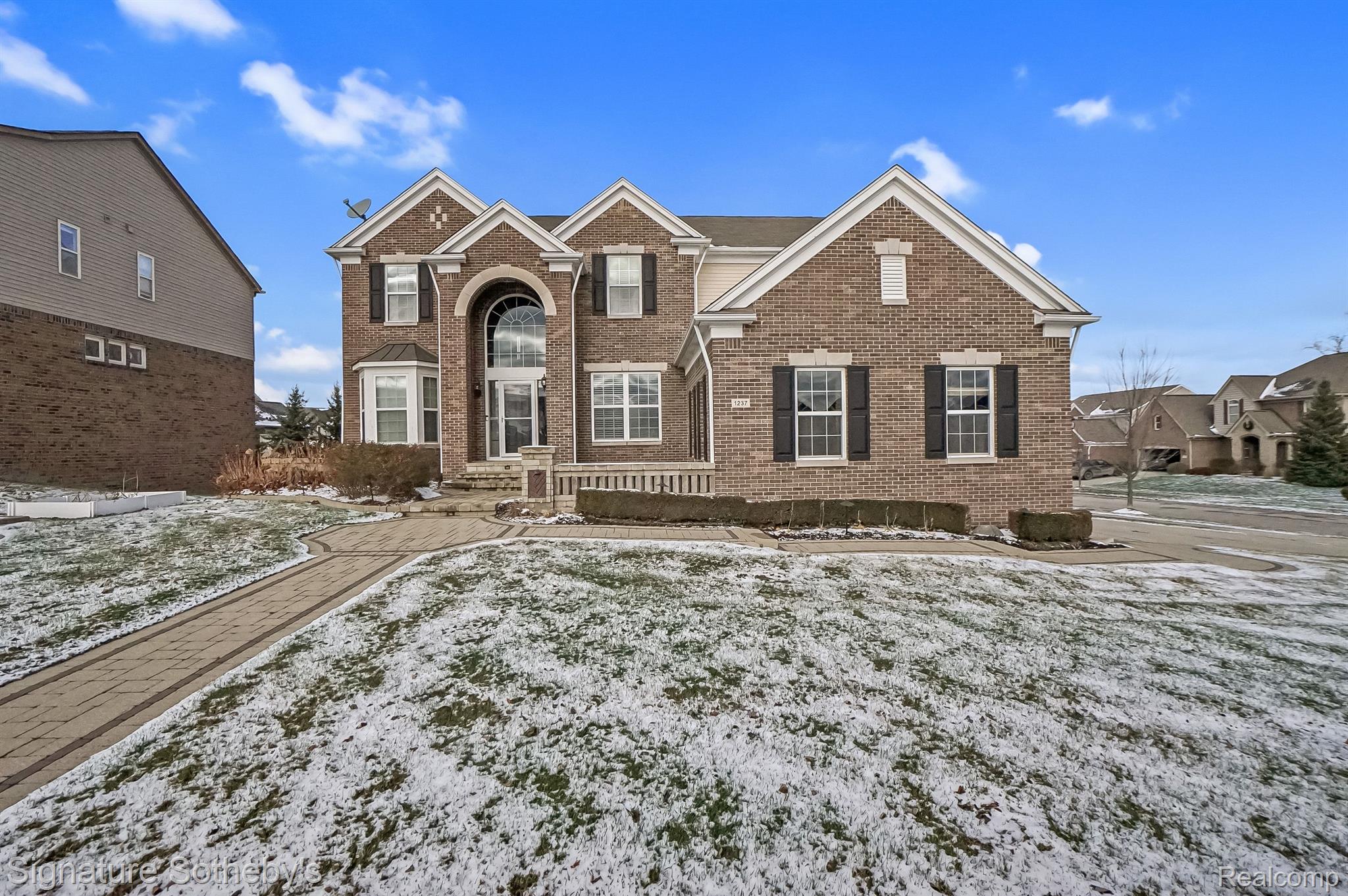 1237 GREYTHORNE Drive
