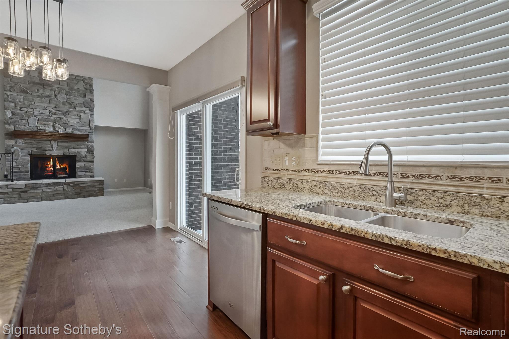 1237 GREYTHORNE Drive