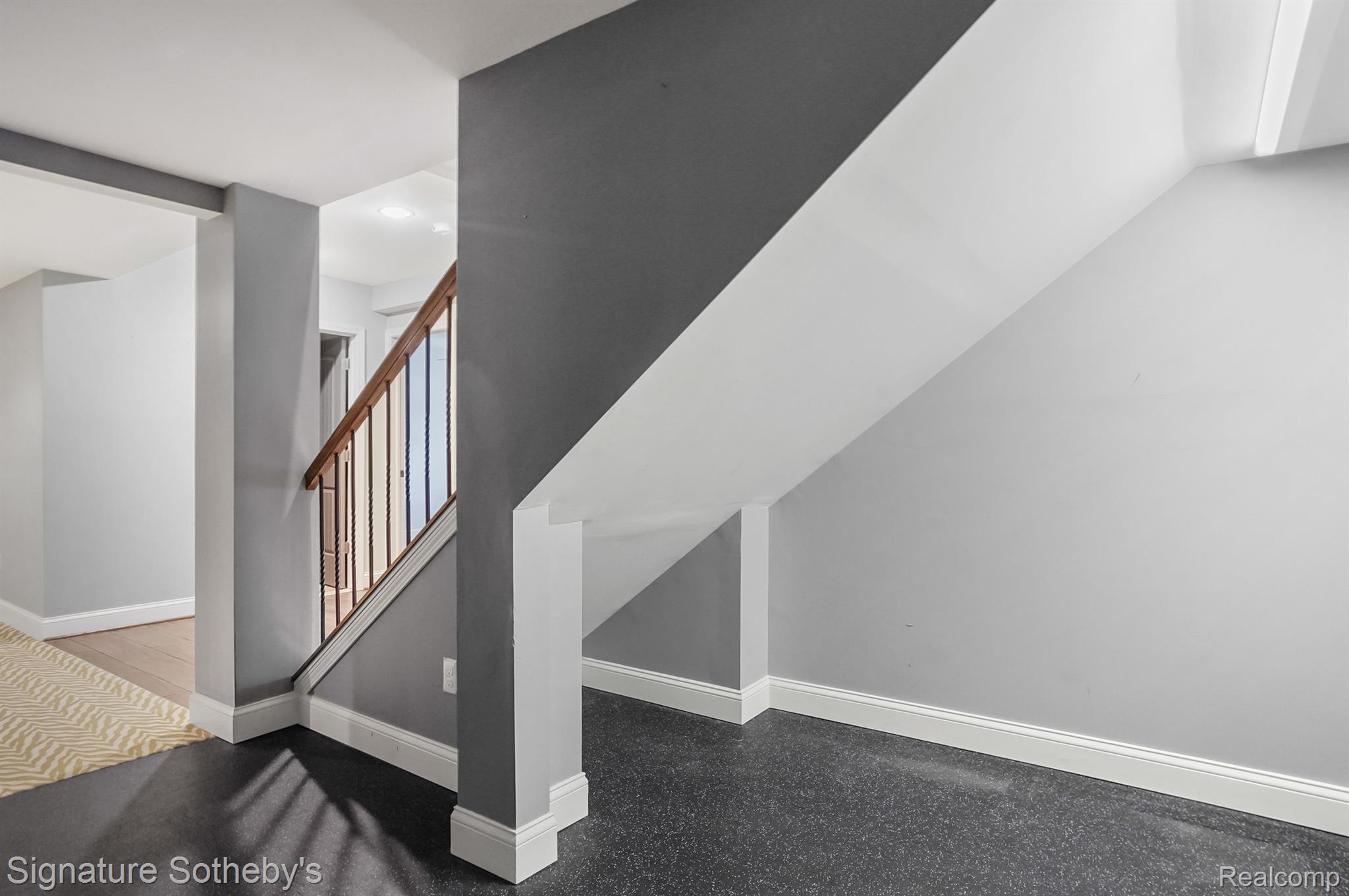 1237 GREYTHORNE Drive