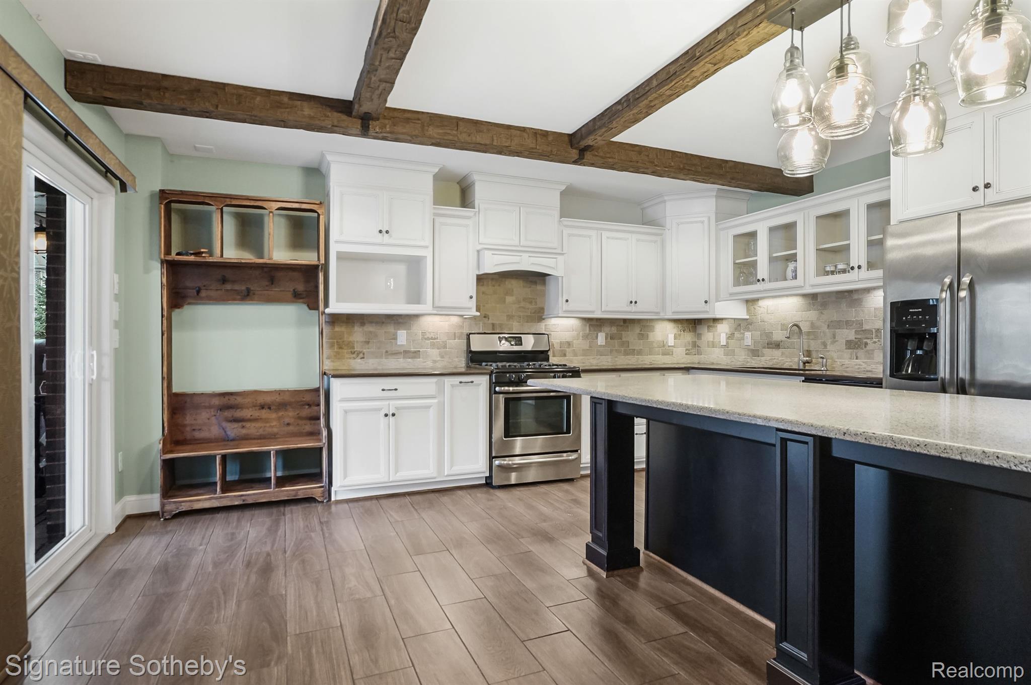 1237 GREYTHORNE Drive