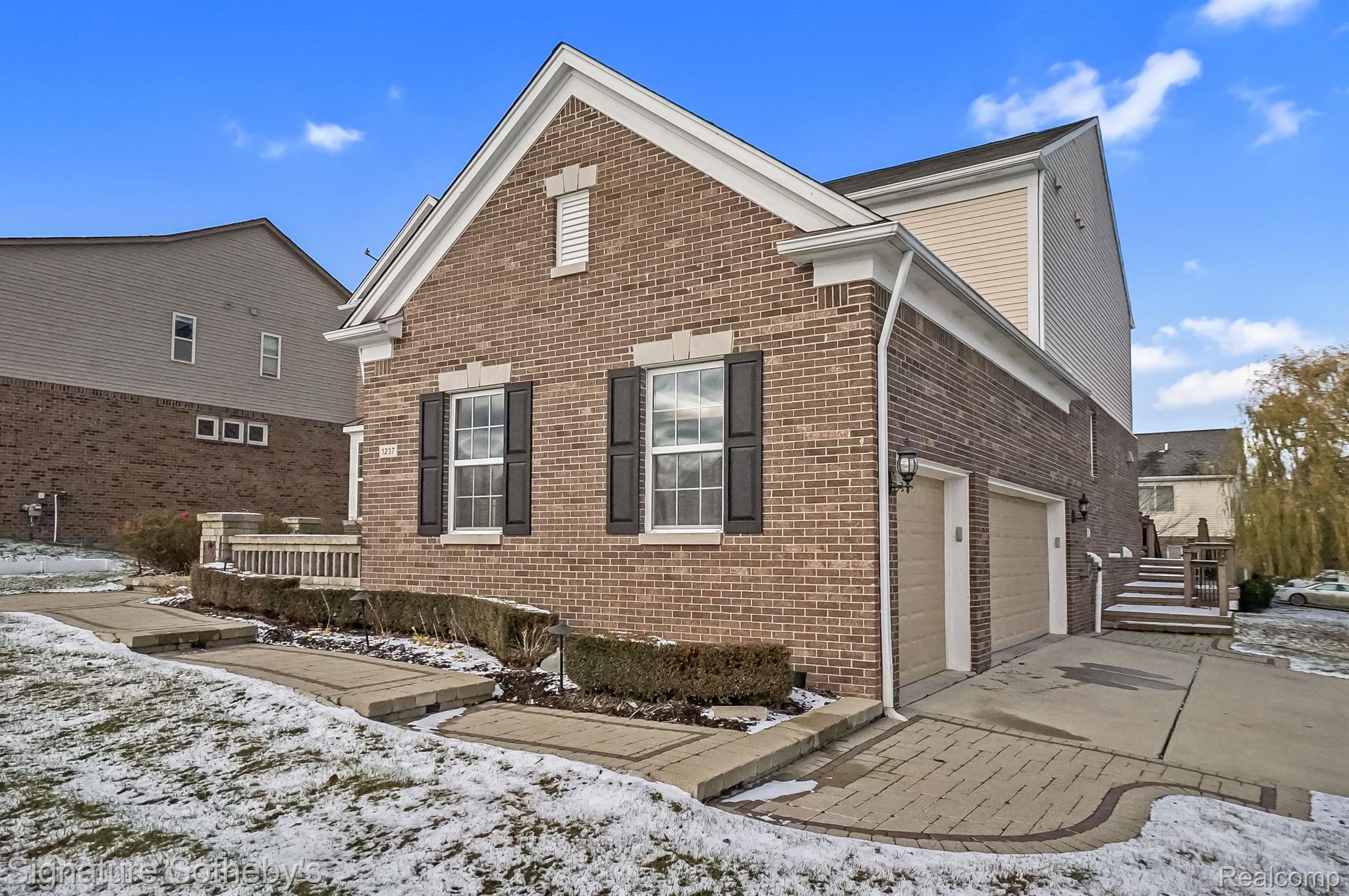 1237 GREYTHORNE Drive