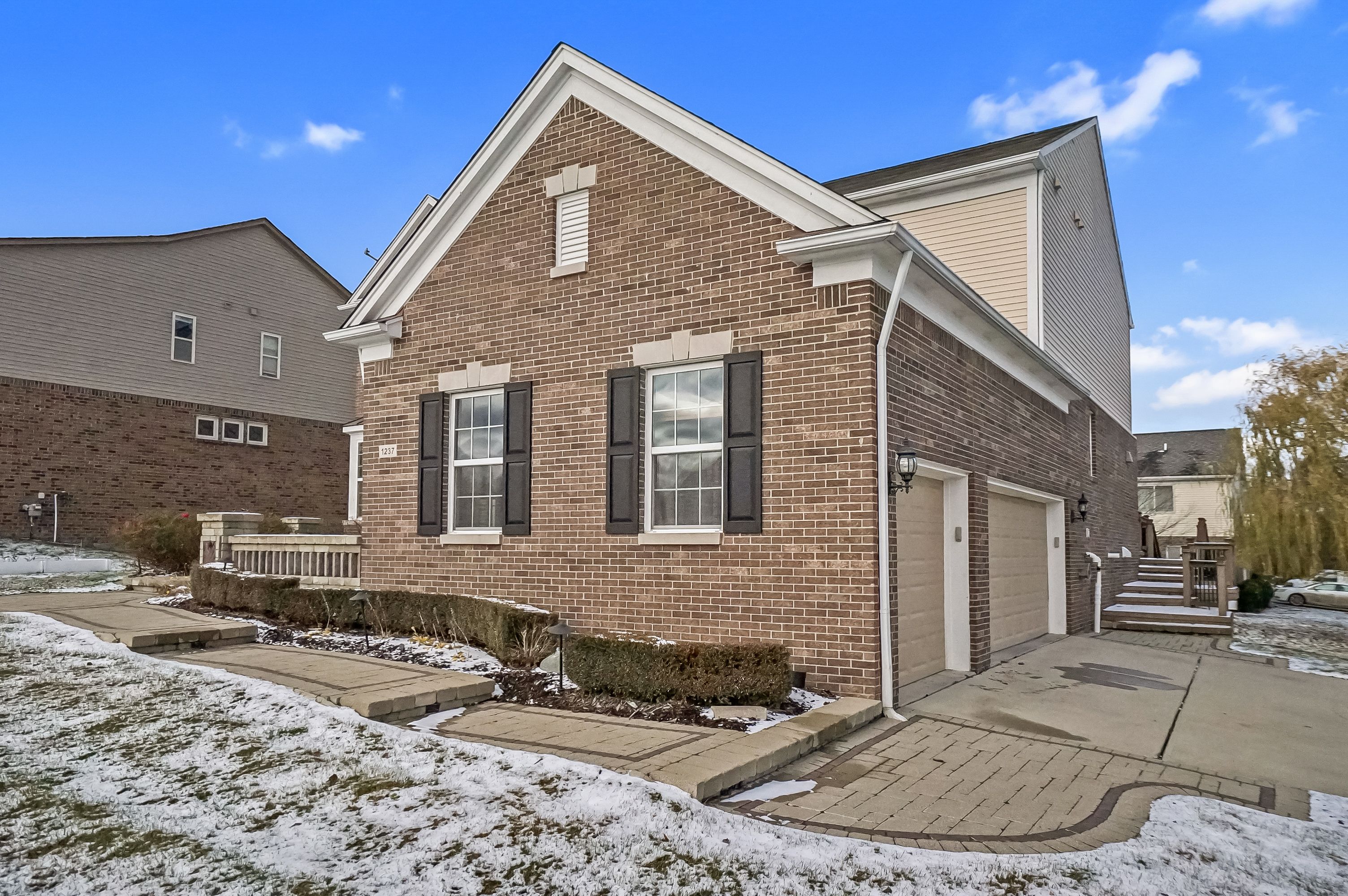 1237 GREYTHORNE Drive