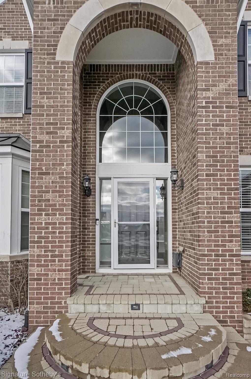 1237 GREYTHORNE Drive