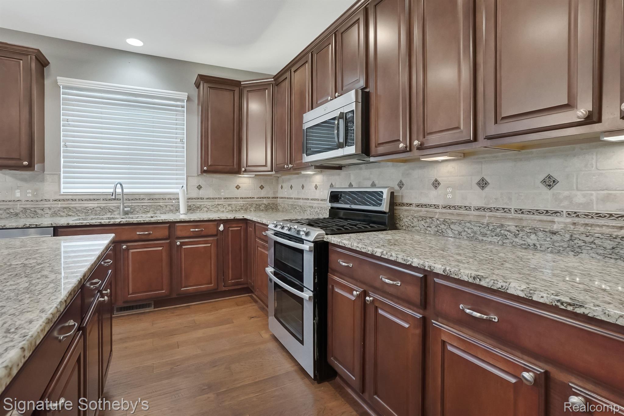1237 GREYTHORNE Drive