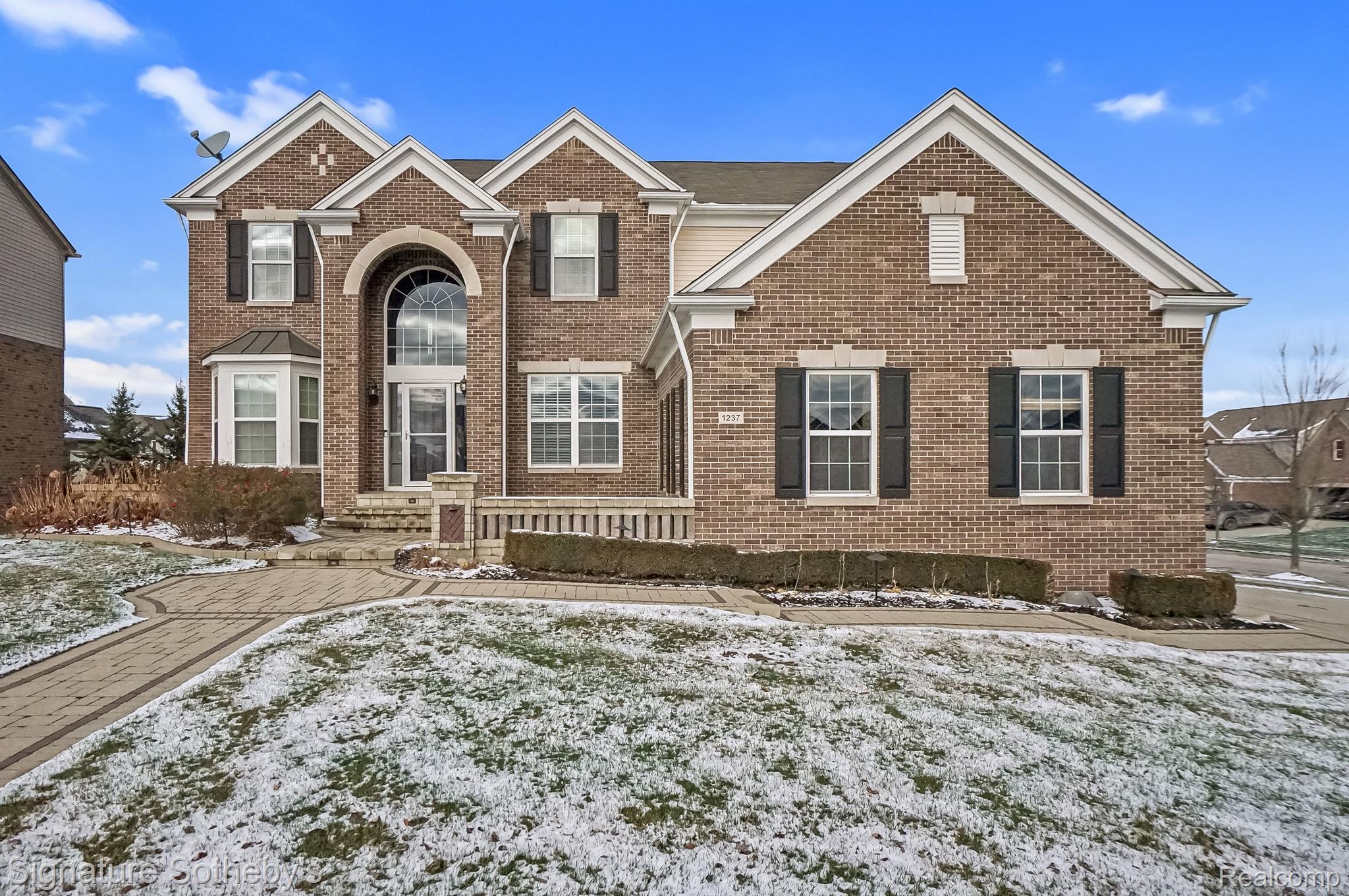 1237 GREYTHORNE Drive