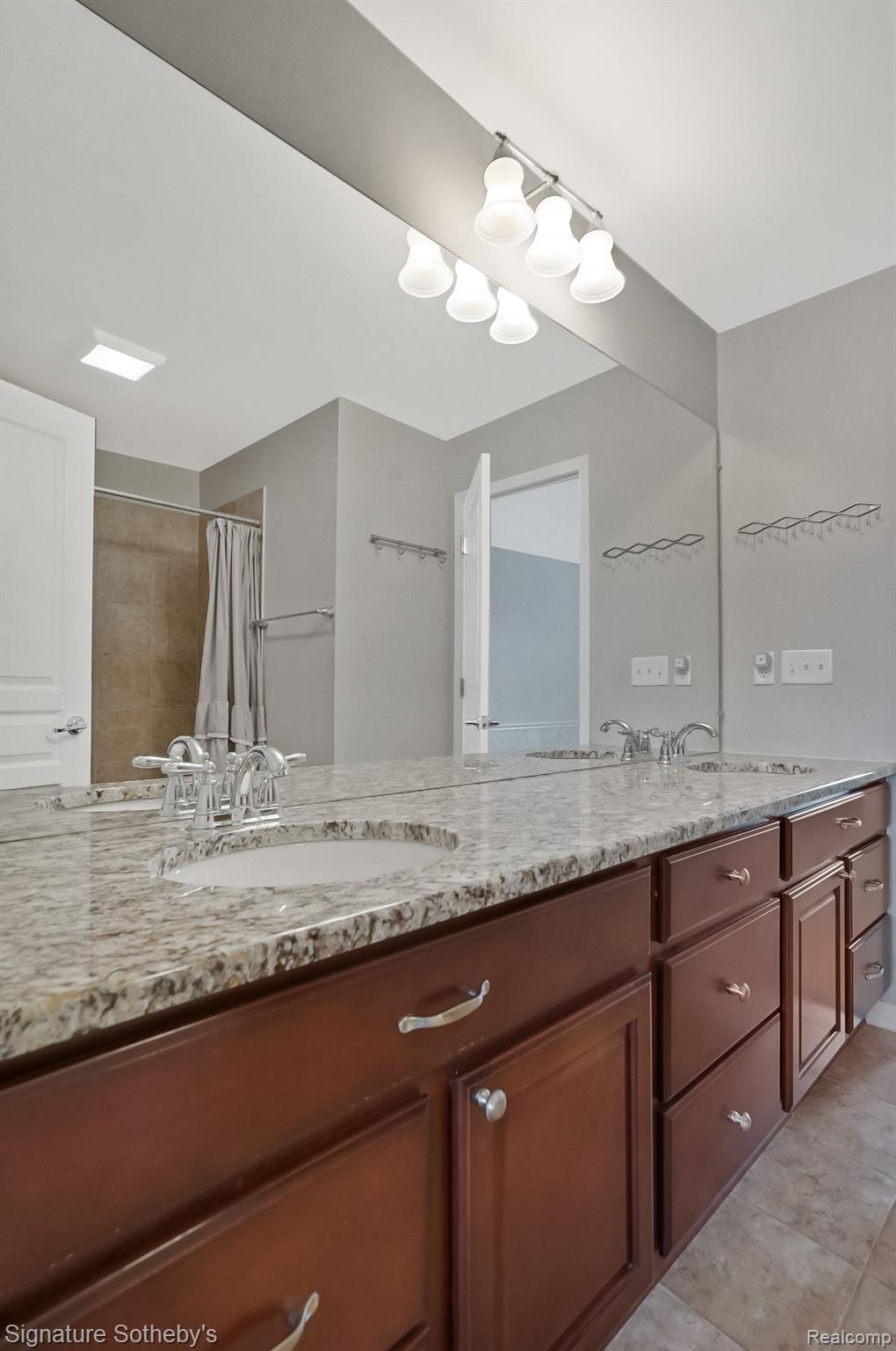1237 GREYTHORNE Drive