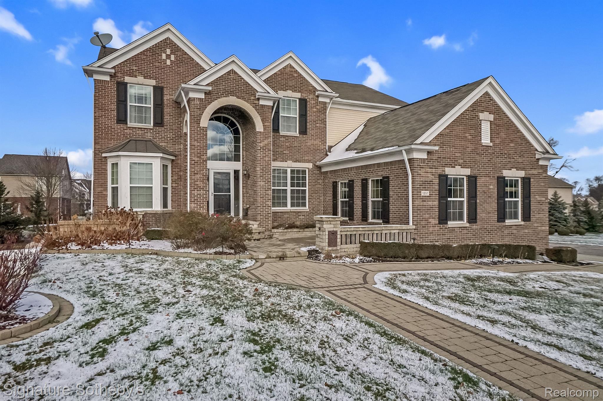 1237 GREYTHORNE Drive