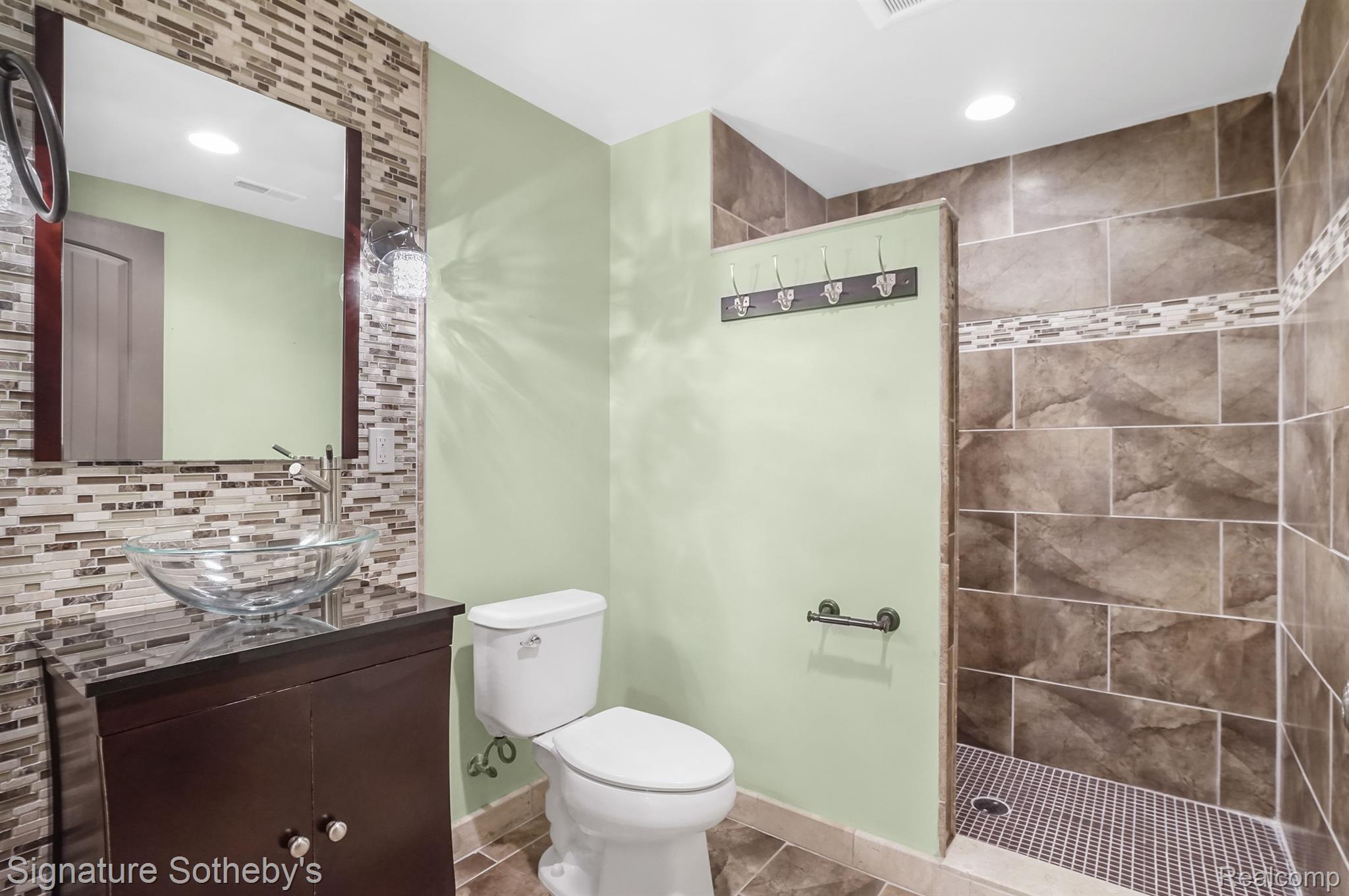 1237 GREYTHORNE Drive