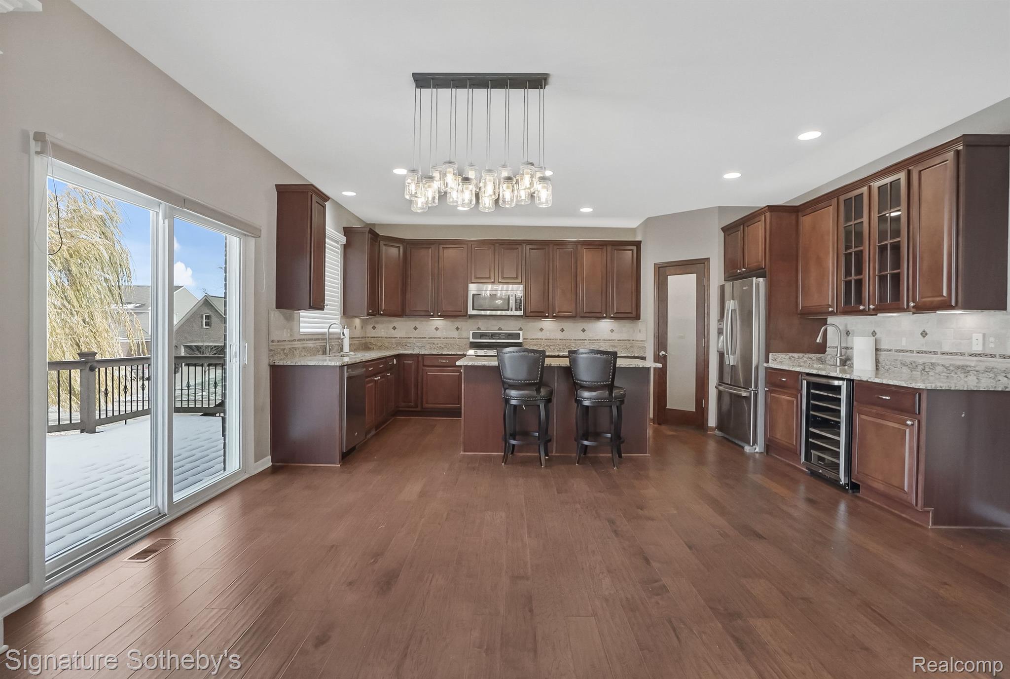 1237 GREYTHORNE Drive