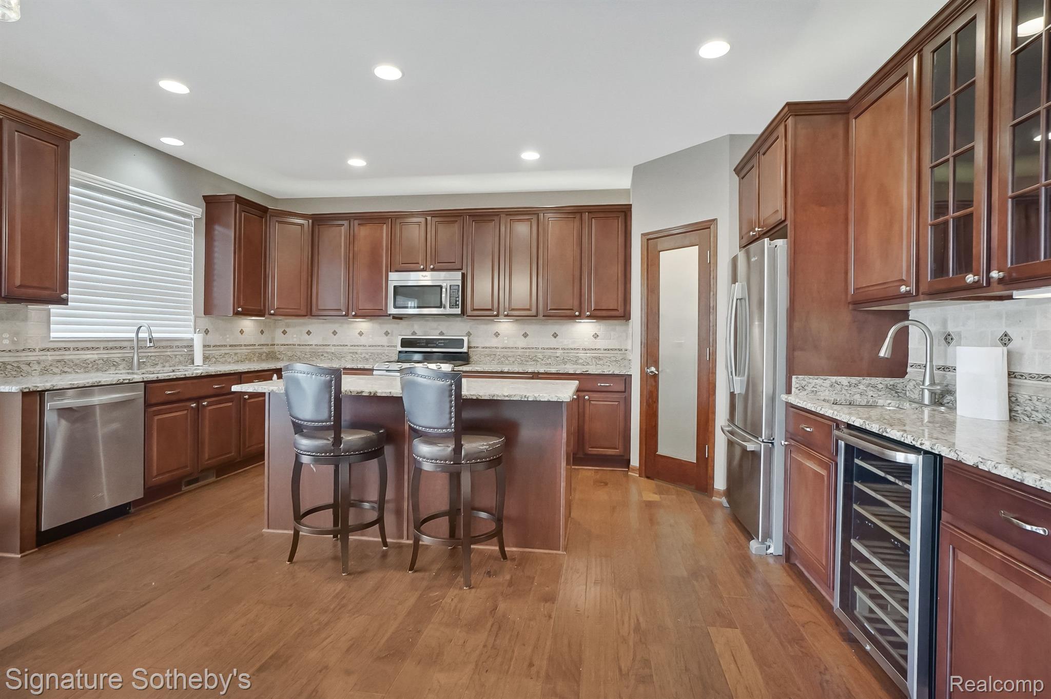 1237 GREYTHORNE Drive