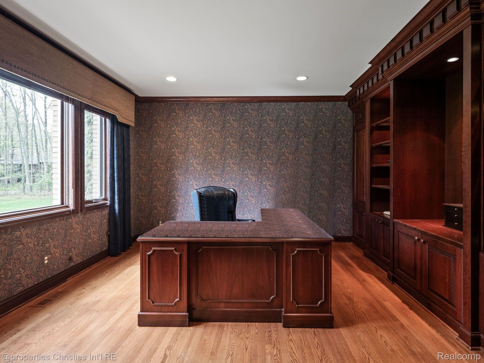 23755 WOODLYNNE Drive