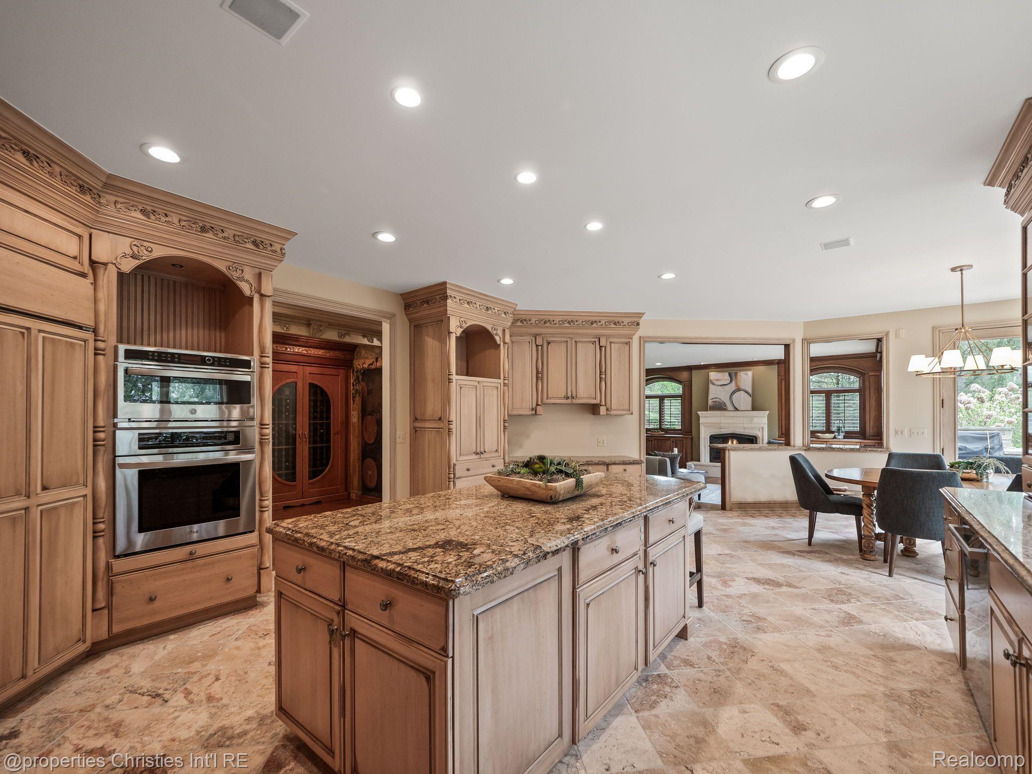 23755 WOODLYNNE Drive