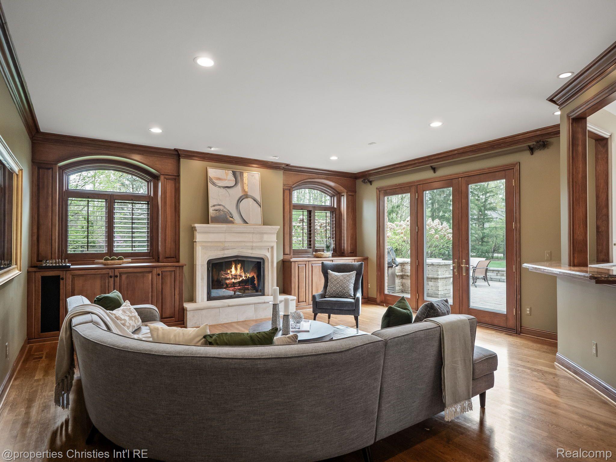 23755 WOODLYNNE Drive