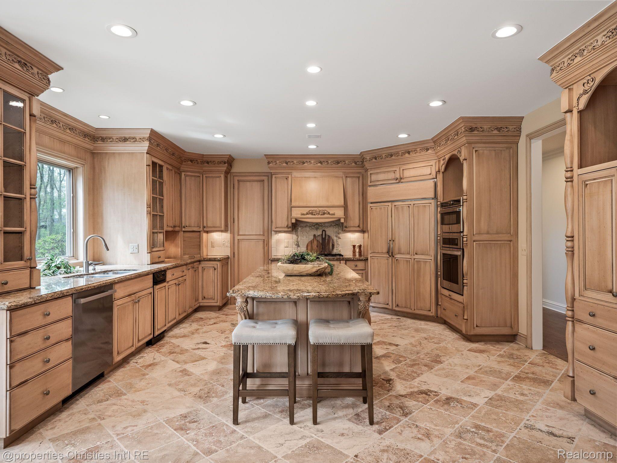 23755 WOODLYNNE Drive