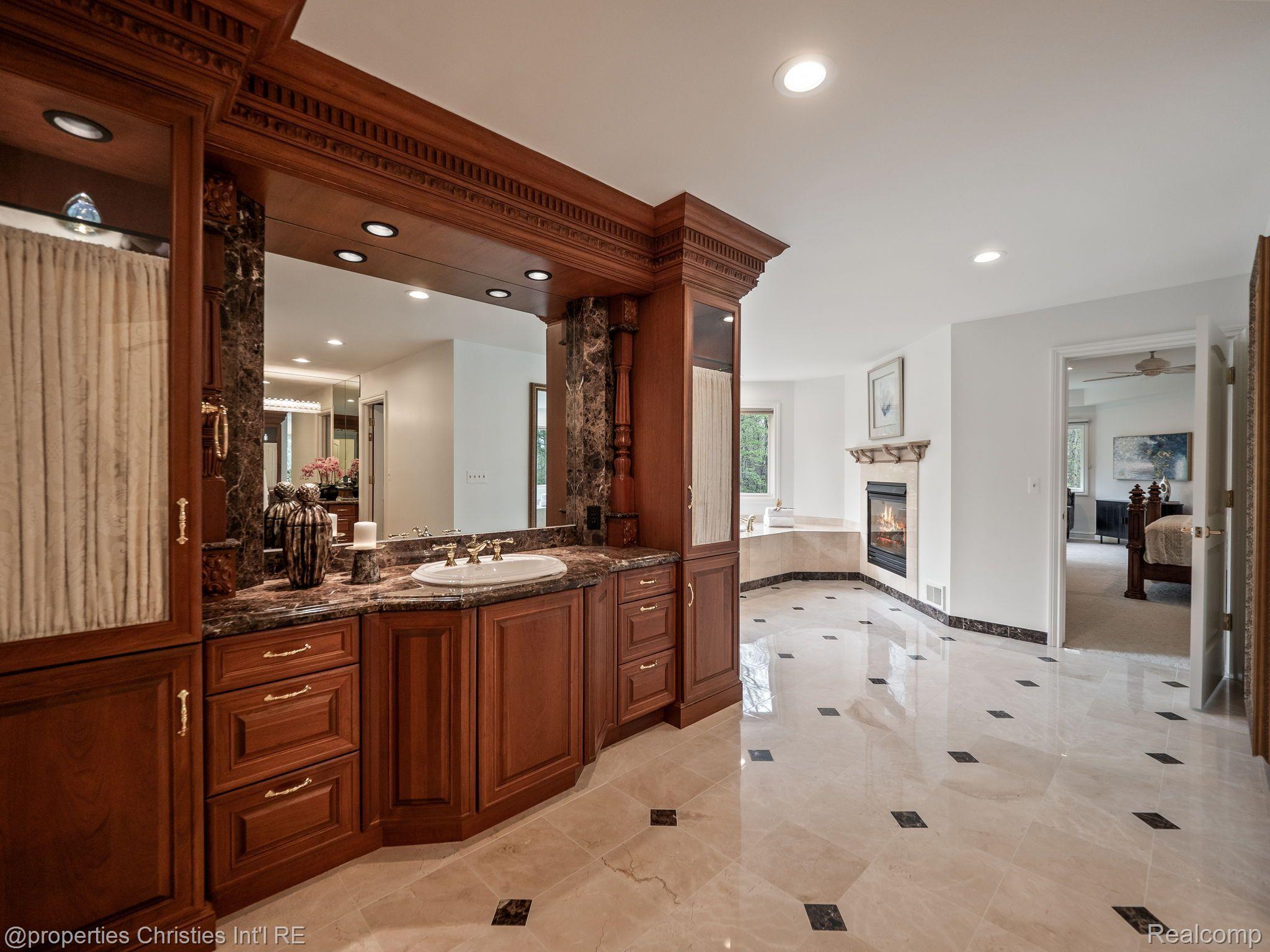 23755 WOODLYNNE Drive