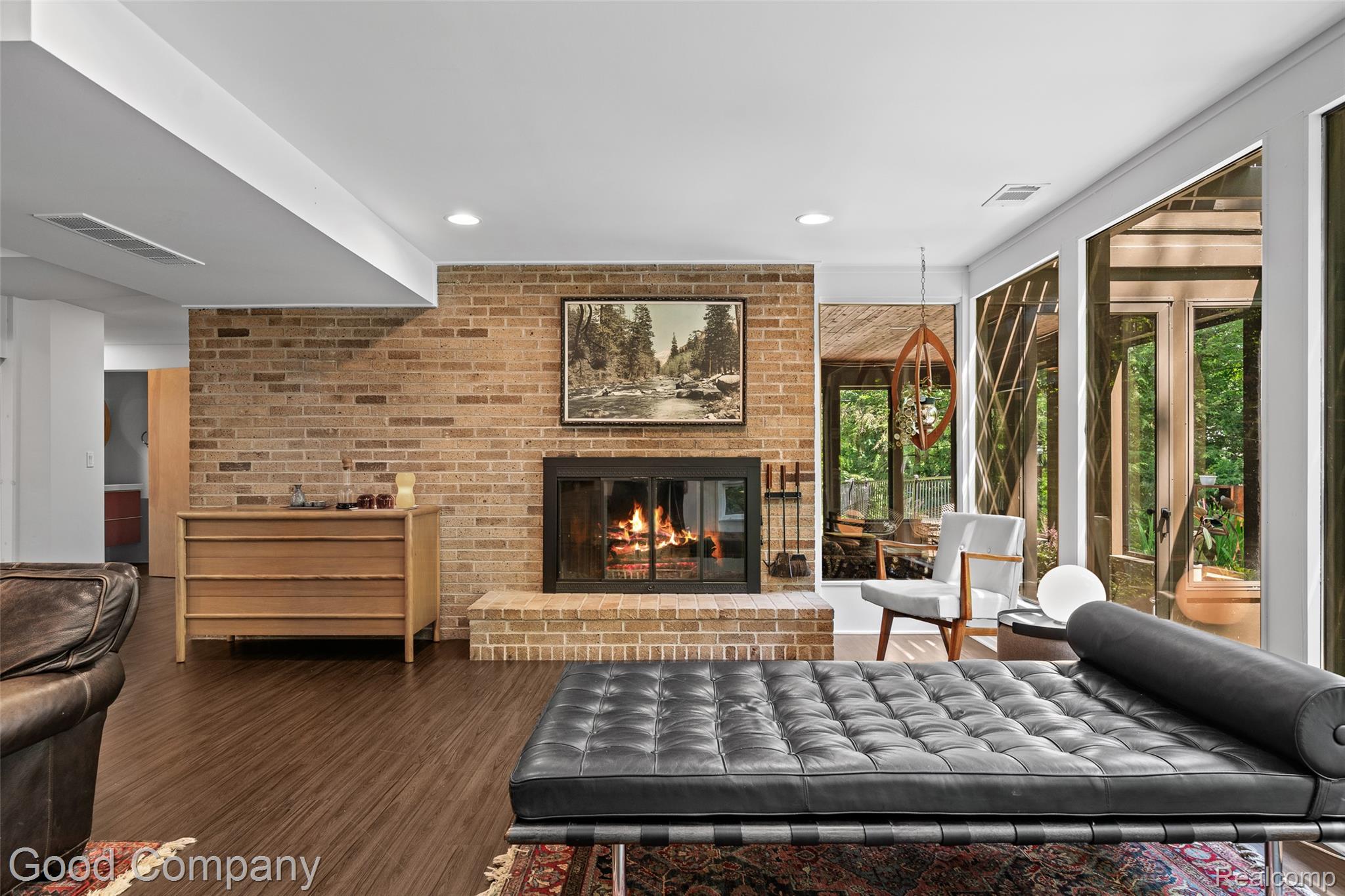 3939 Charing Cross Road