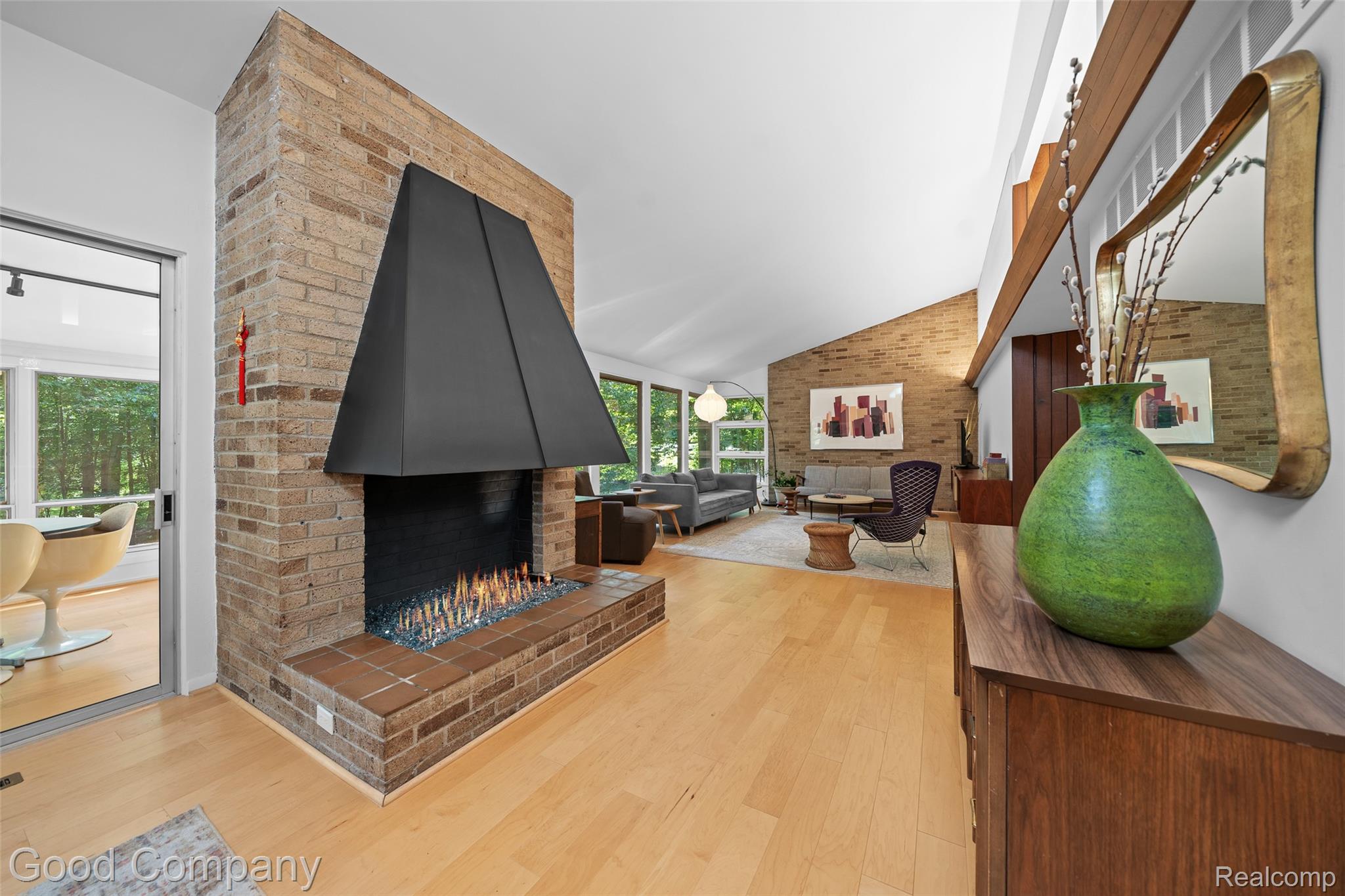 3939 Charing Cross Road