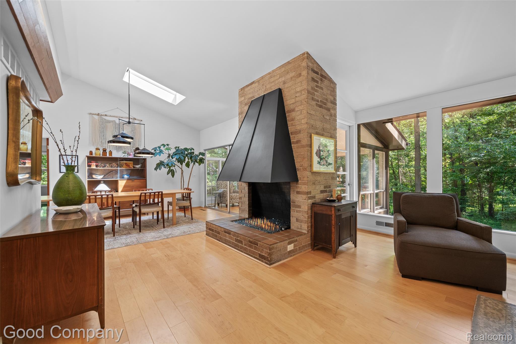 3939 Charing Cross Road