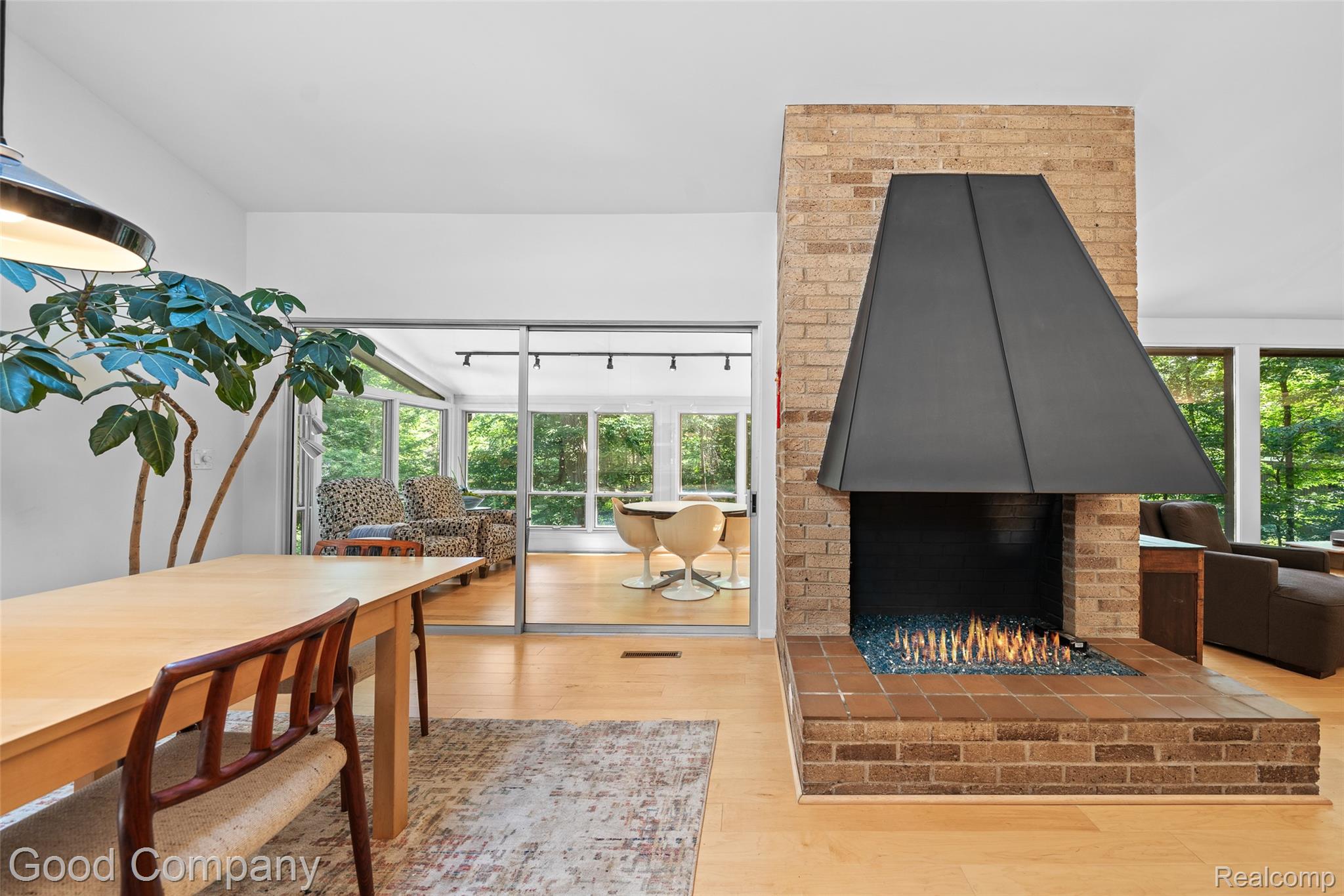 3939 Charing Cross Road