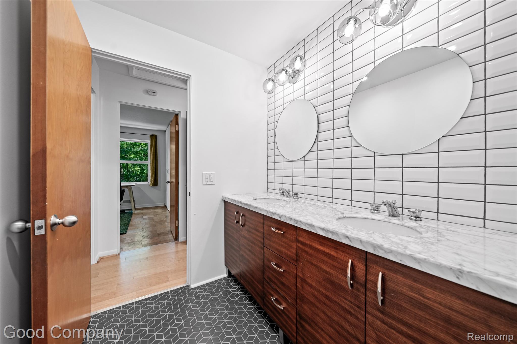 3939 Charing Cross Road