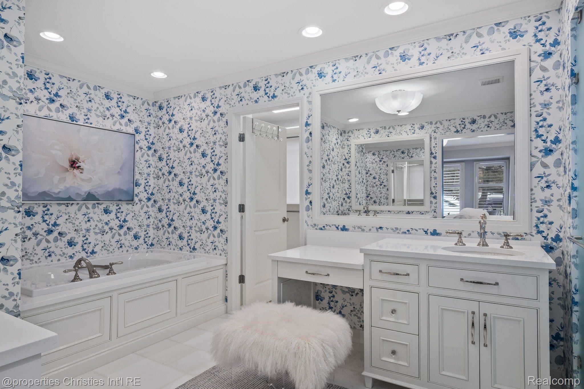 3466 BLOOMFIELD CLUB Drive