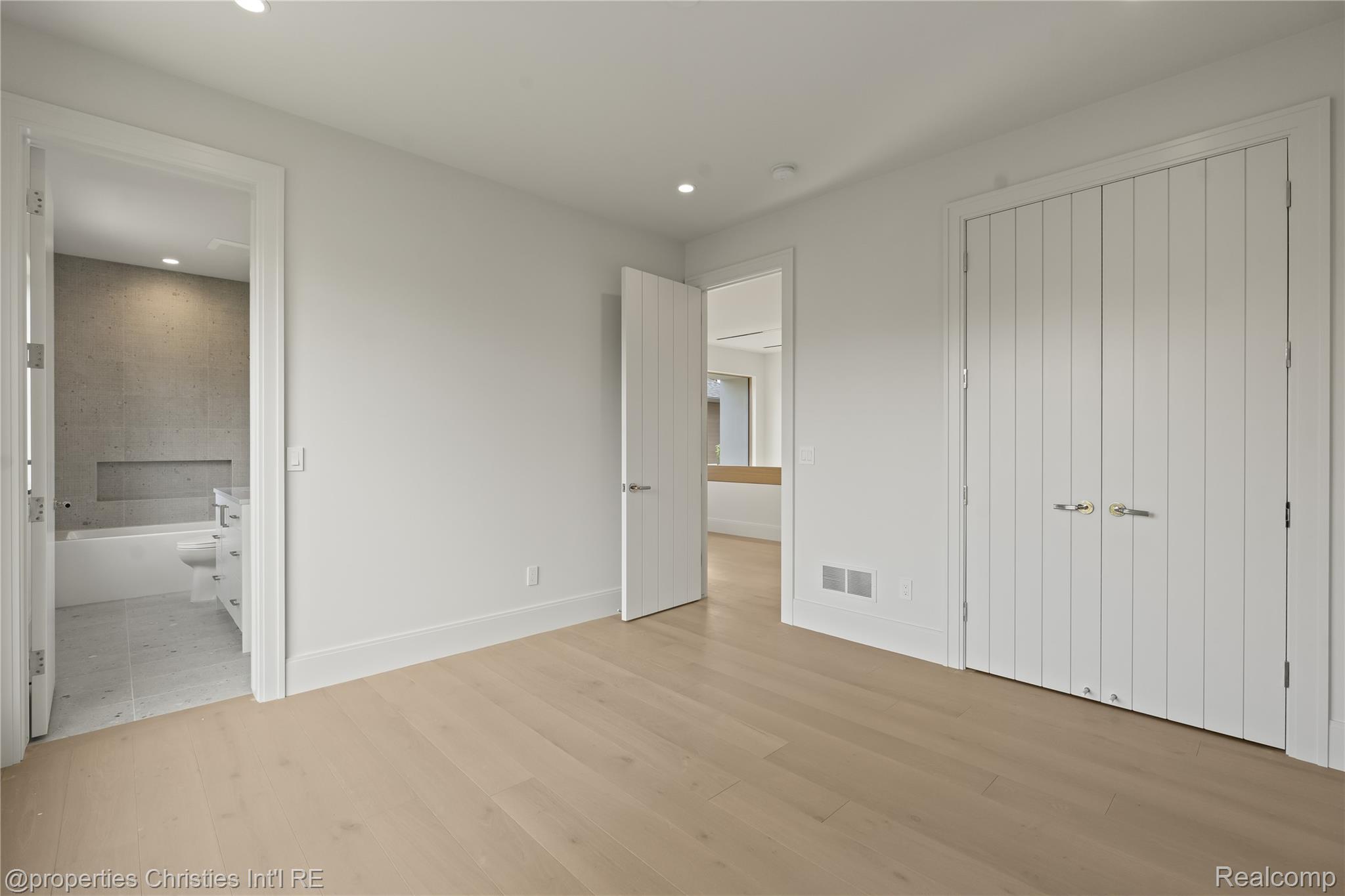 1260 Lyonhurst Street