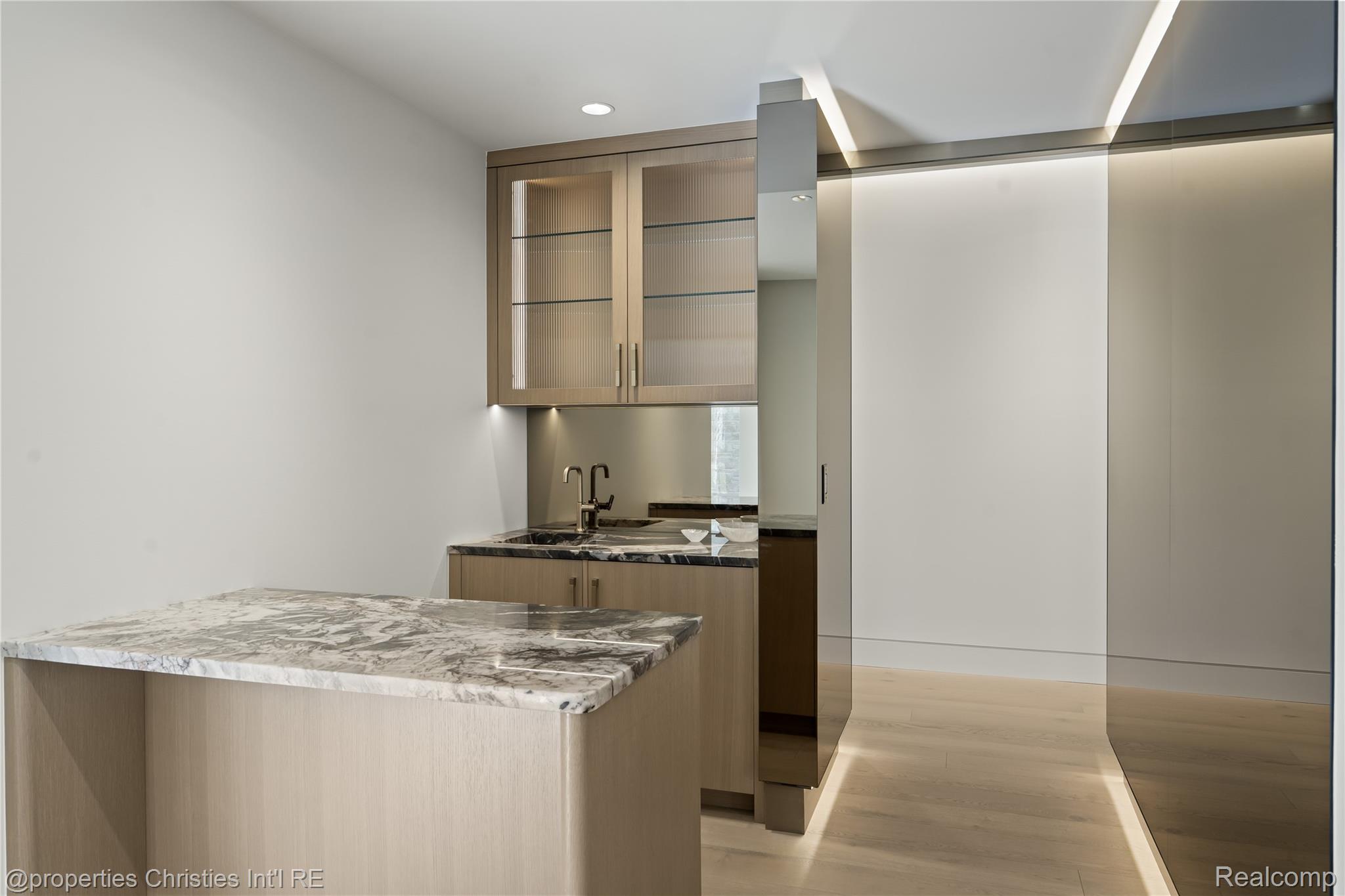 1260 Lyonhurst Street