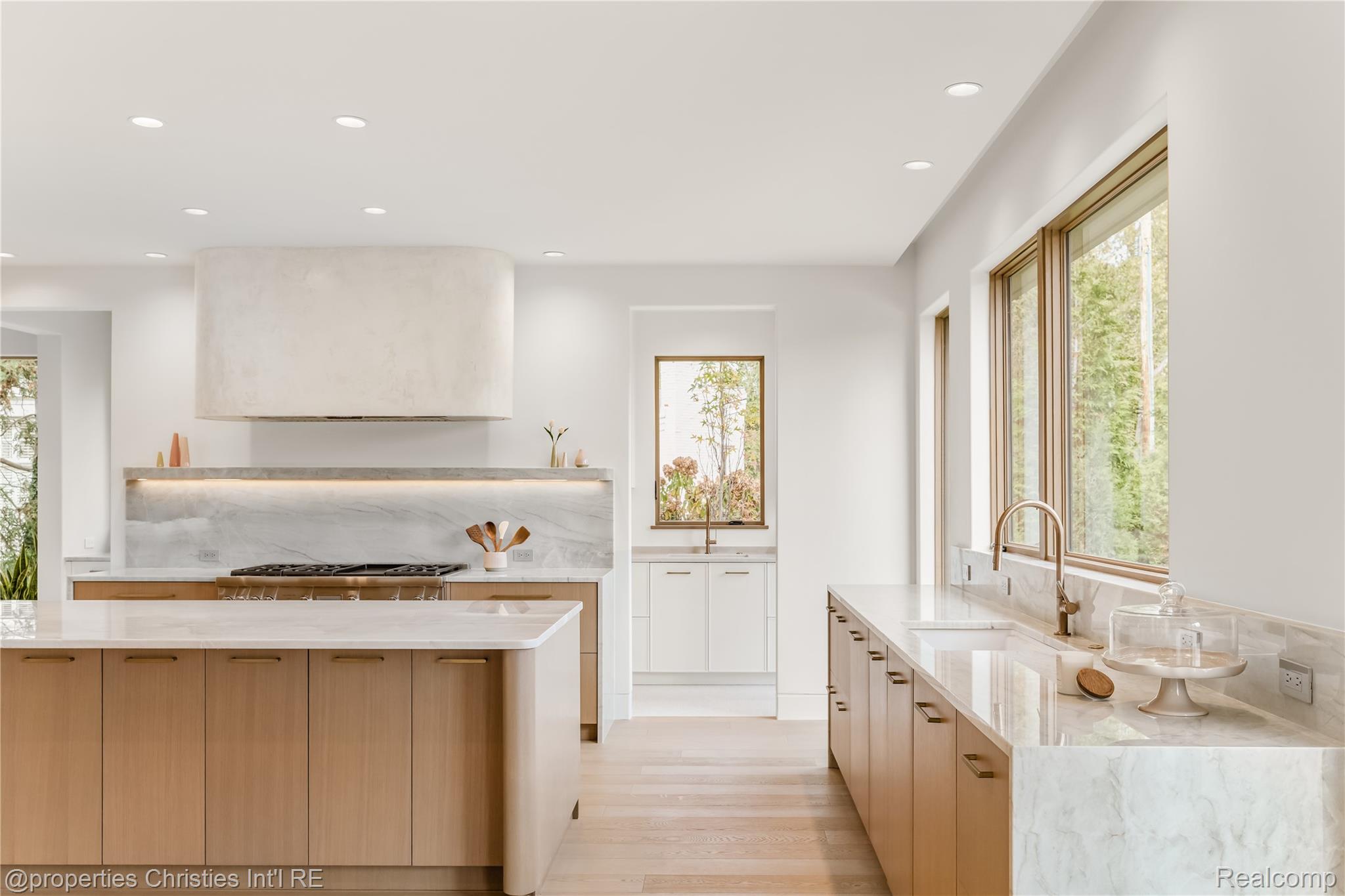 1260 Lyonhurst Street