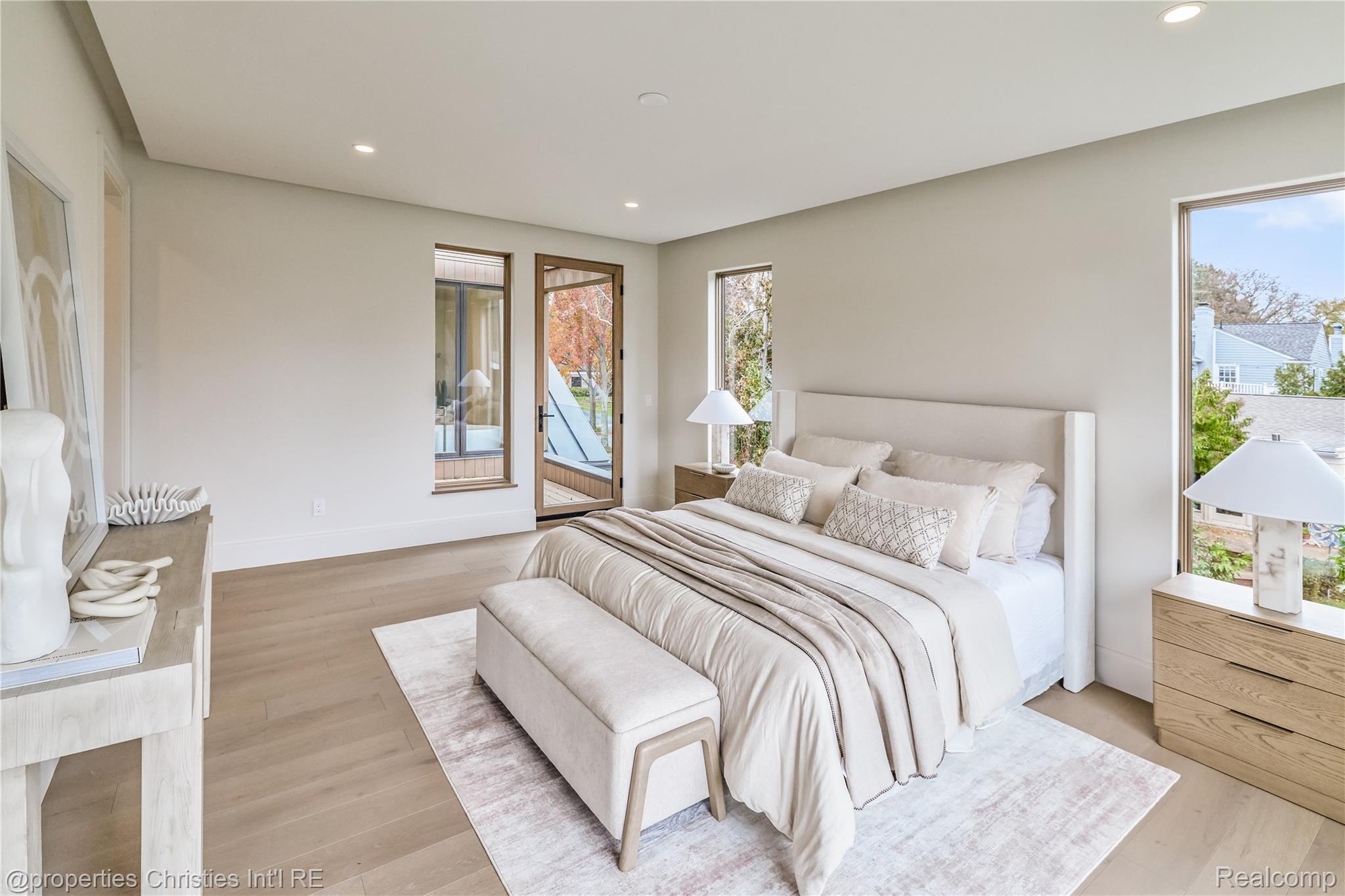 1260 Lyonhurst Street