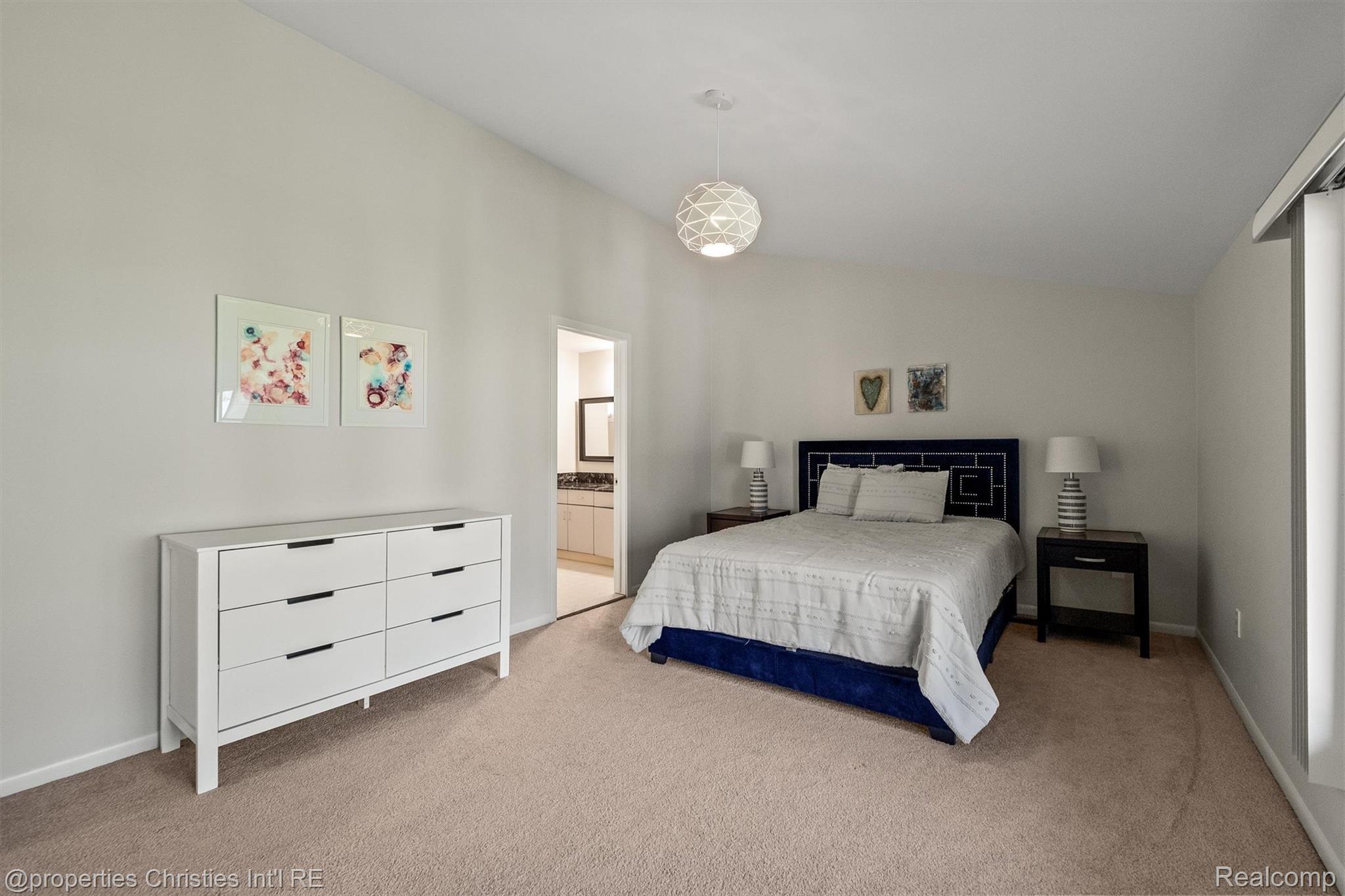 1060 Stratford Place