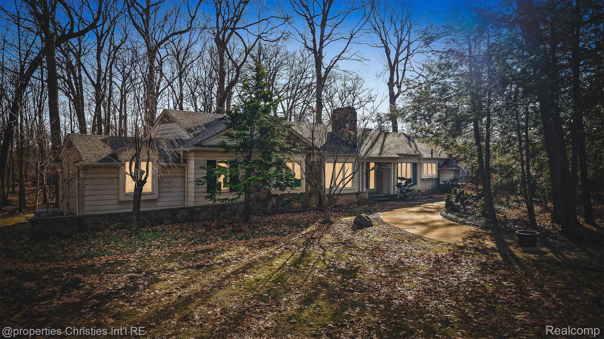 870 Highwood Drive