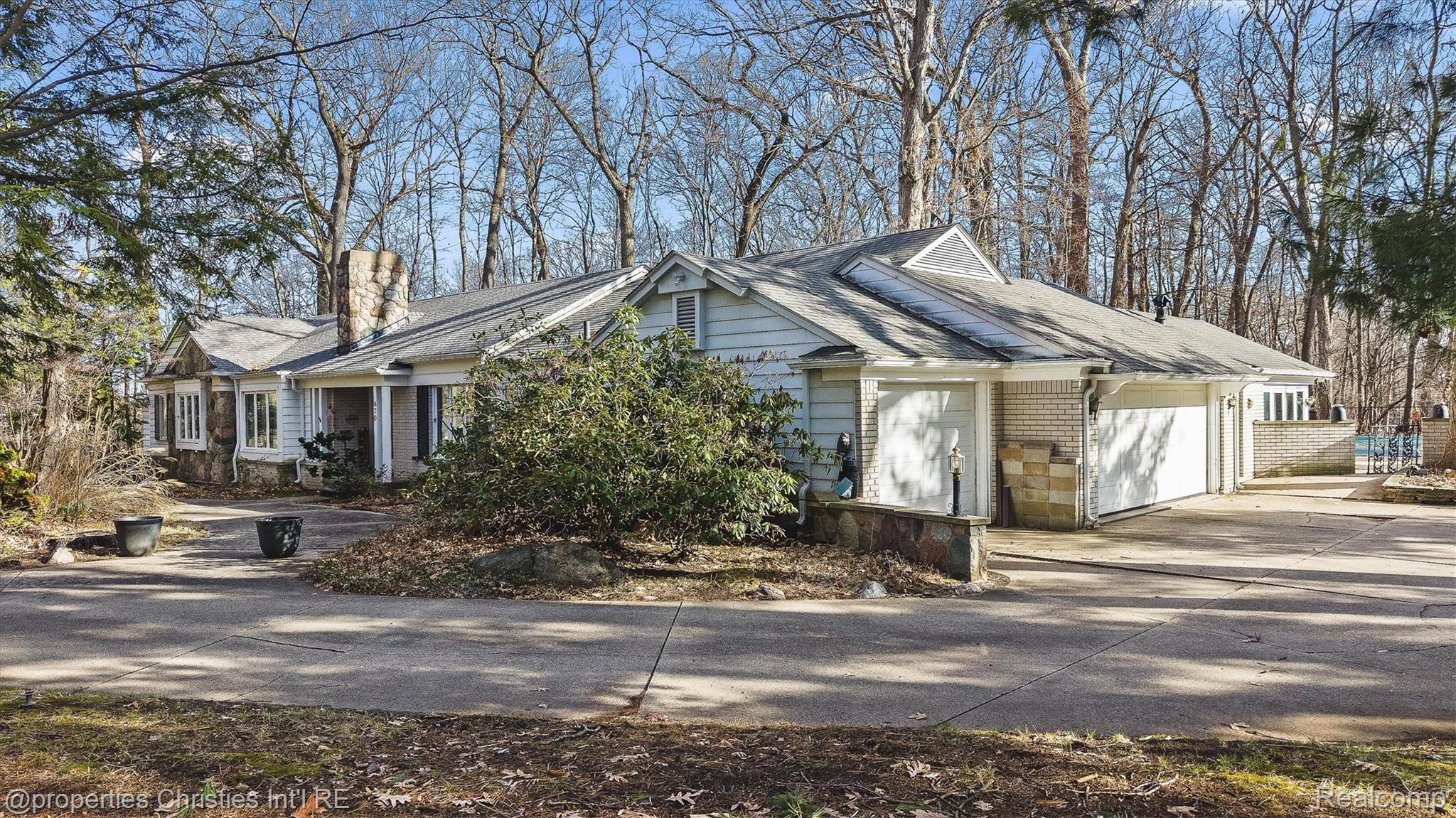 870 Highwood Drive