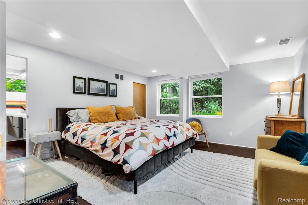 3939 Charing Cross Road