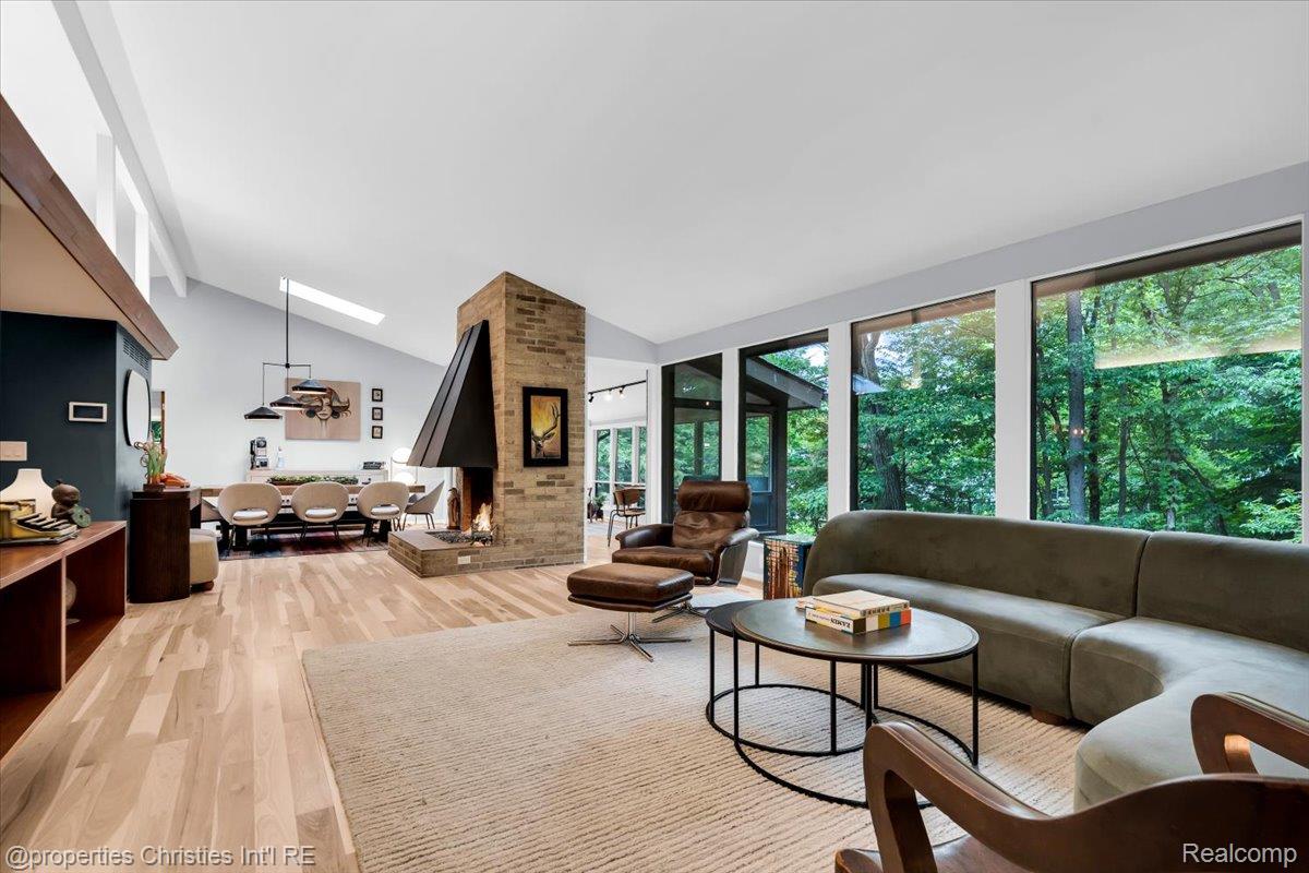 3939 Charing Cross Road