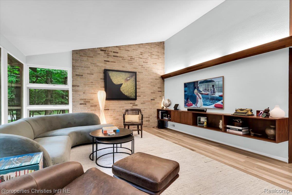 3939 Charing Cross Road