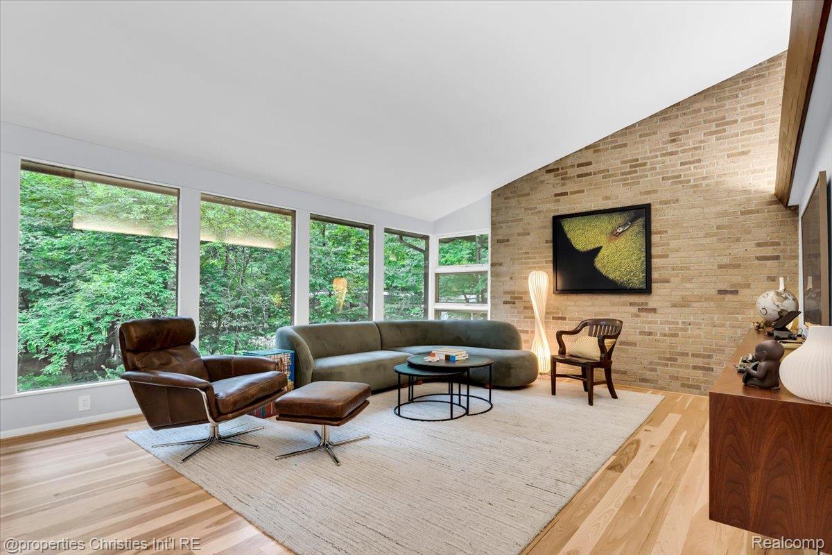 3939 Charing Cross Road