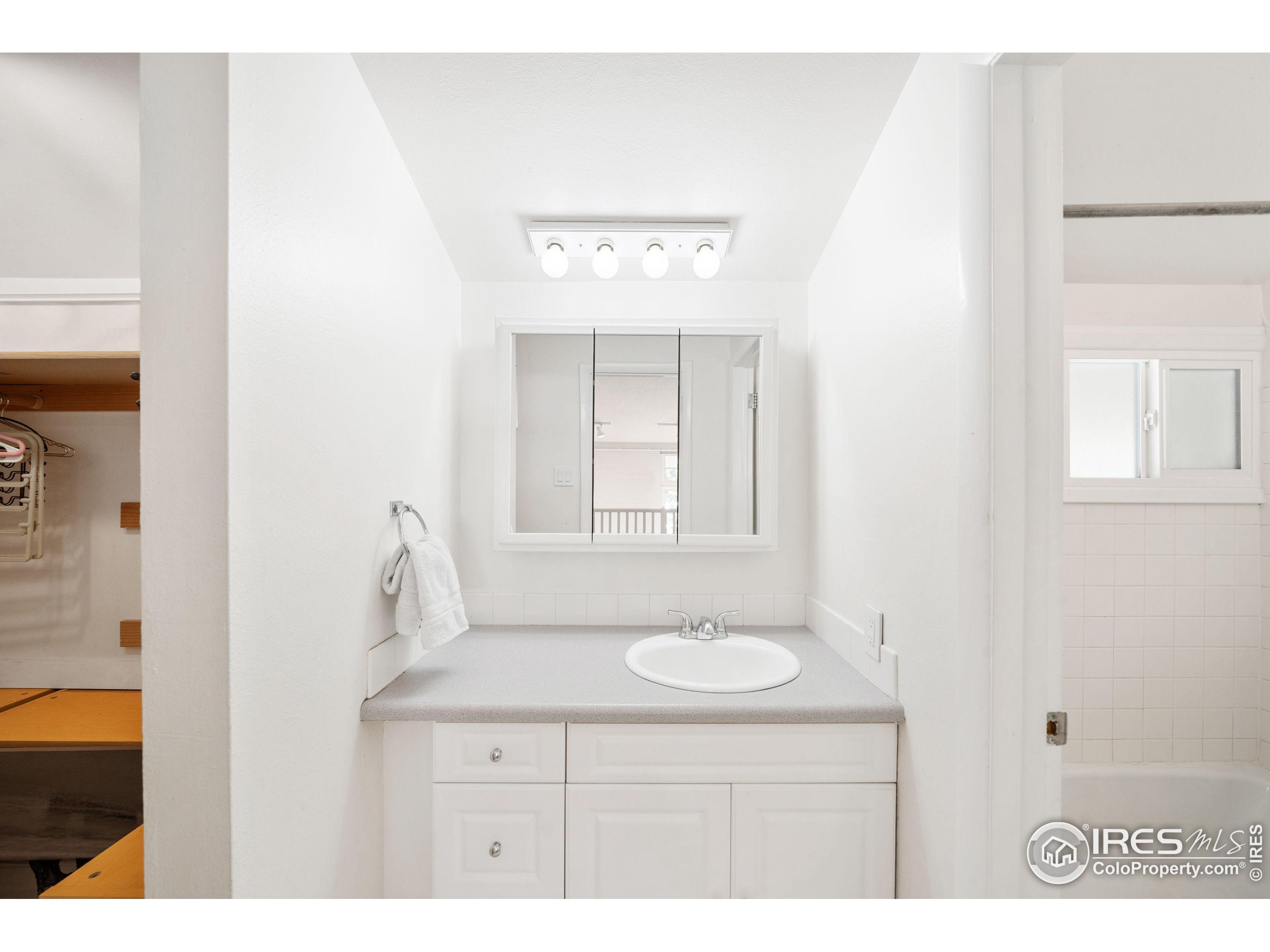 1842 Canyon Blvd 211