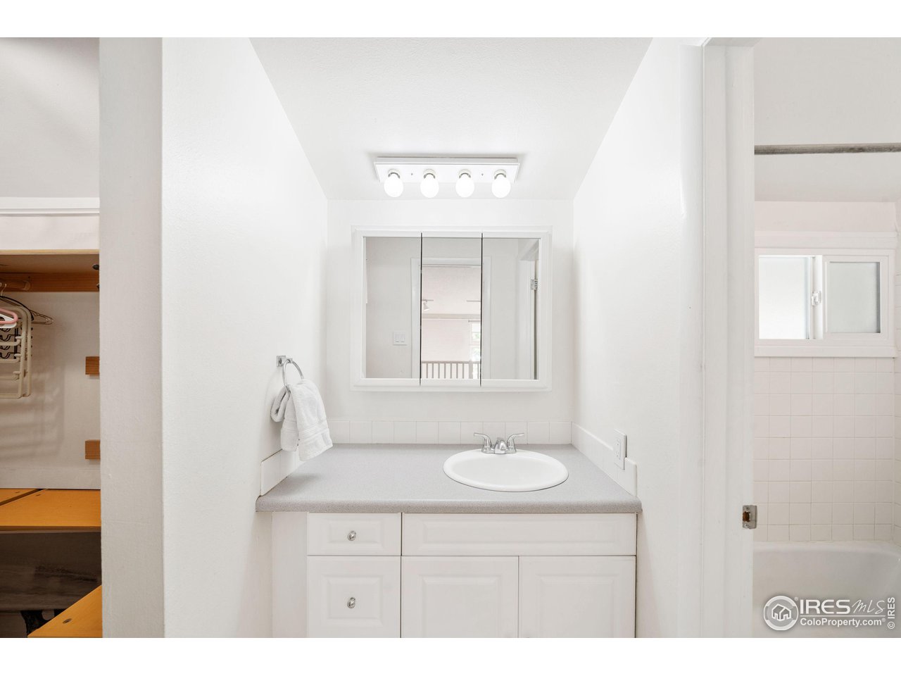 1842 Canyon Blvd 211