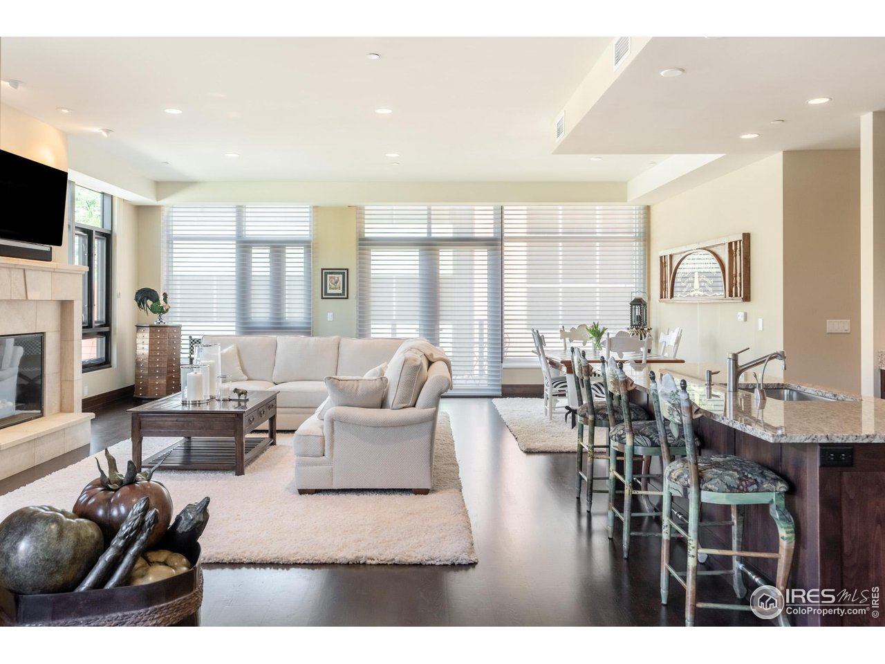 1077 Canyon Blvd 201