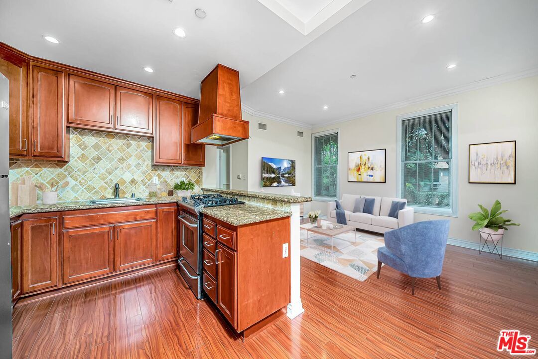 1236 N Flores St Unit: 102