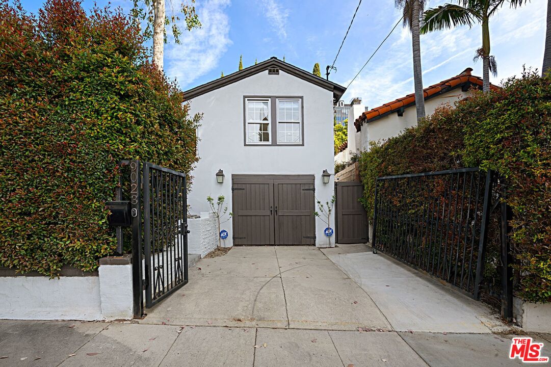 9023 PHYLLIS AVE