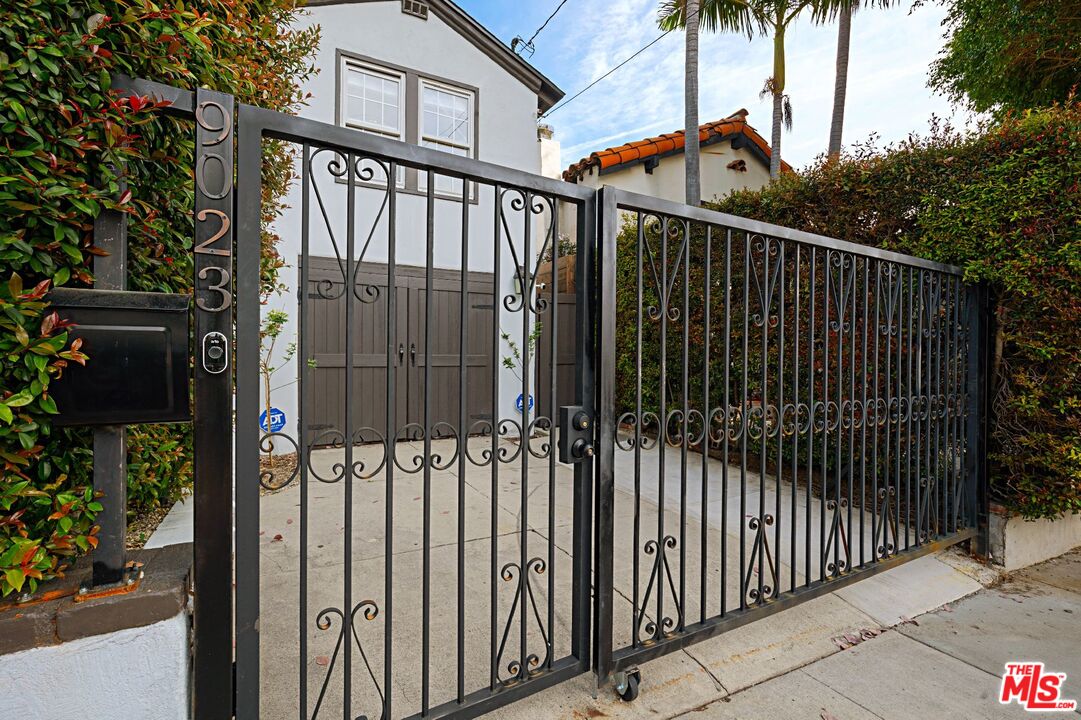 9023 PHYLLIS AVE