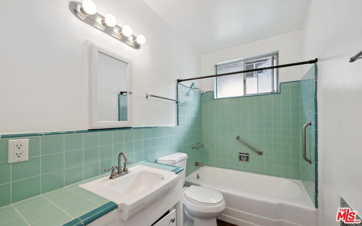 637 N Hayworth Ave Unit: 6