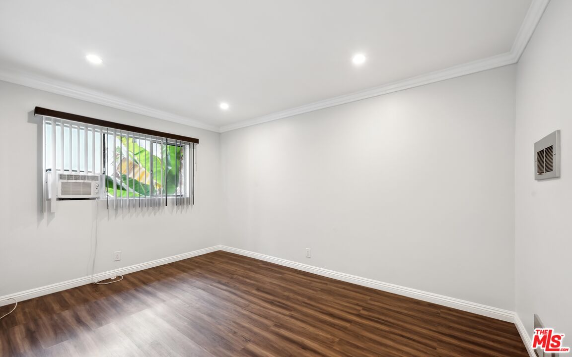 637 N Hayworth Ave Unit: 6