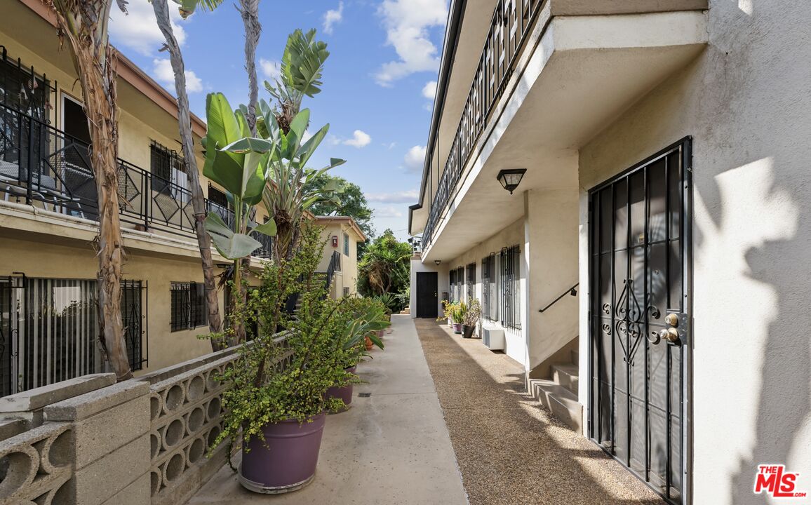 633 N Hayworth Ave Unit: 1