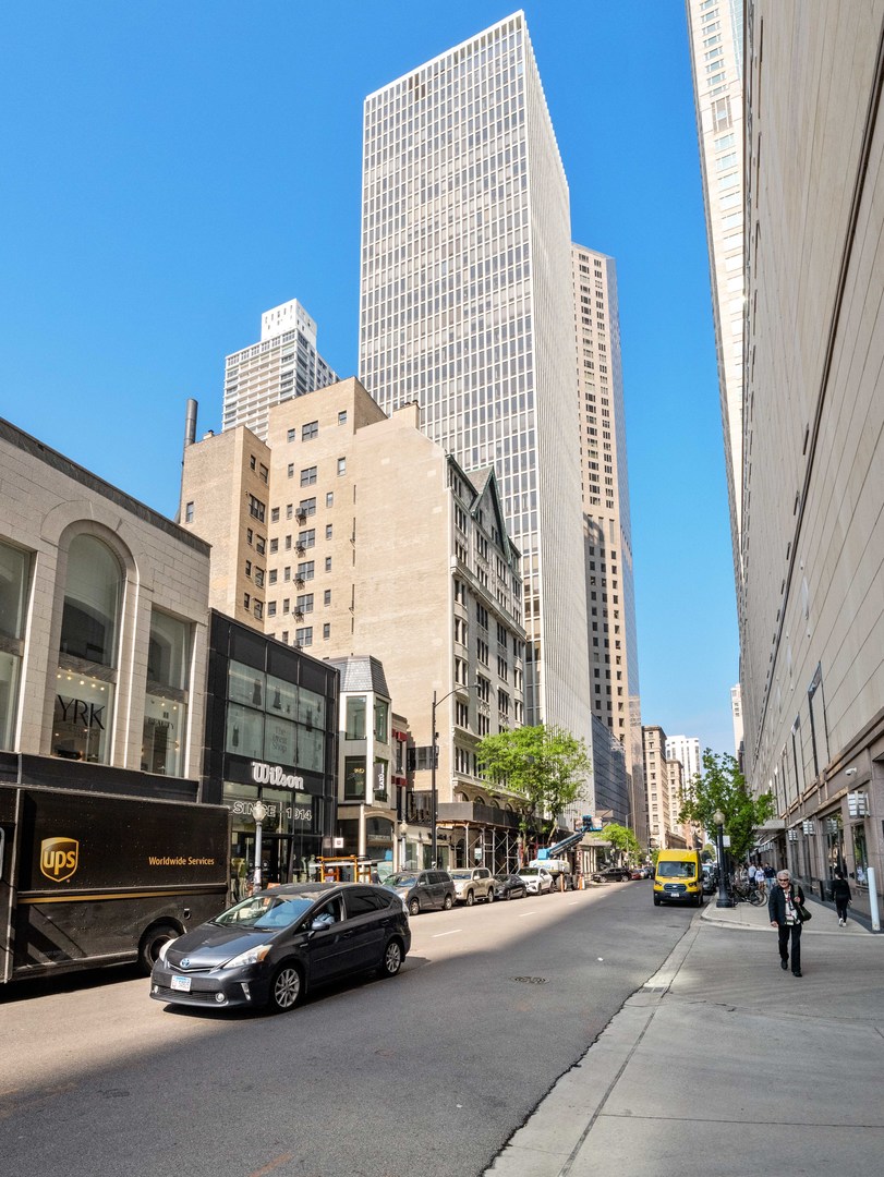 100 E WALTON Street Unit: 18G