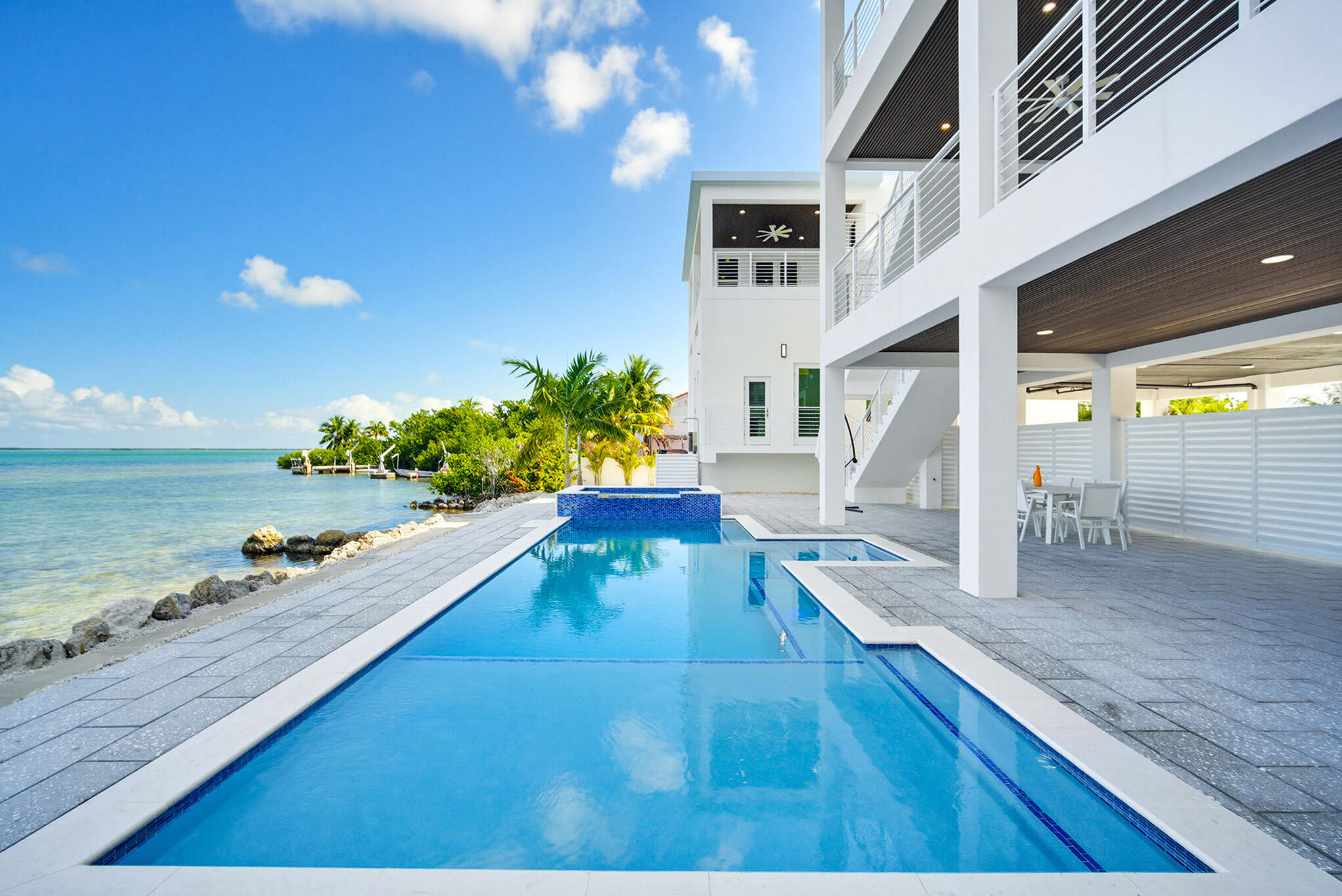 1041 E Buttonwood Drive