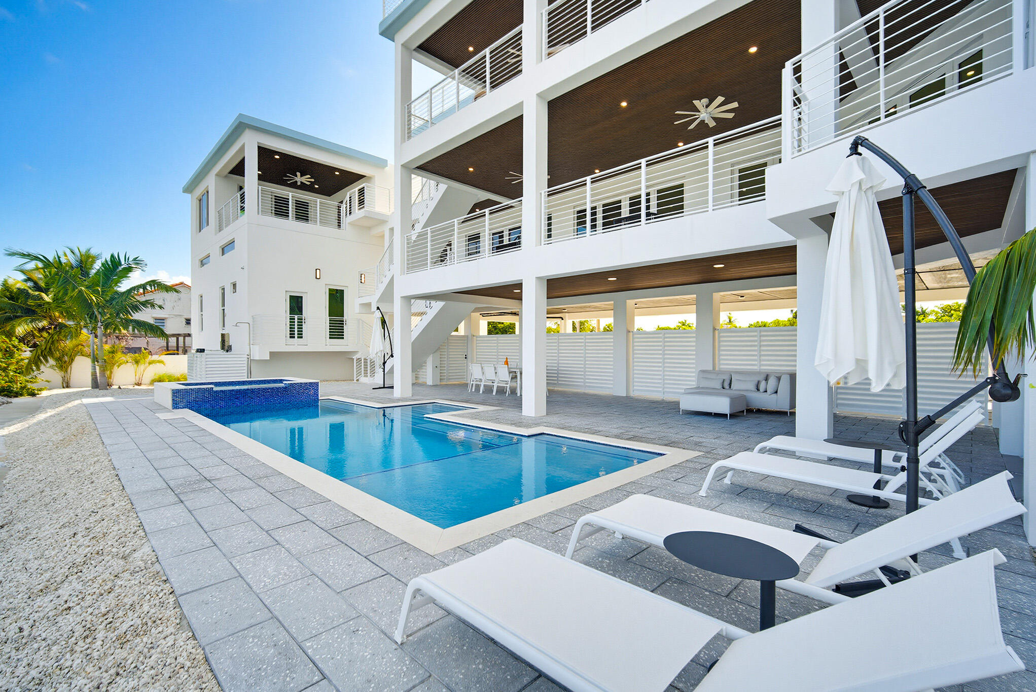 1041 E Buttonwood Drive