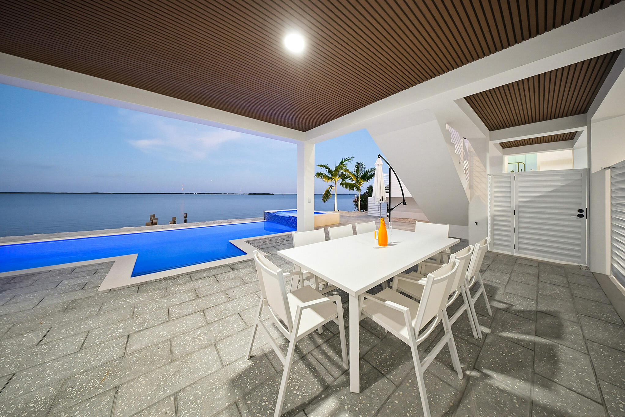 1041 E Buttonwood Drive