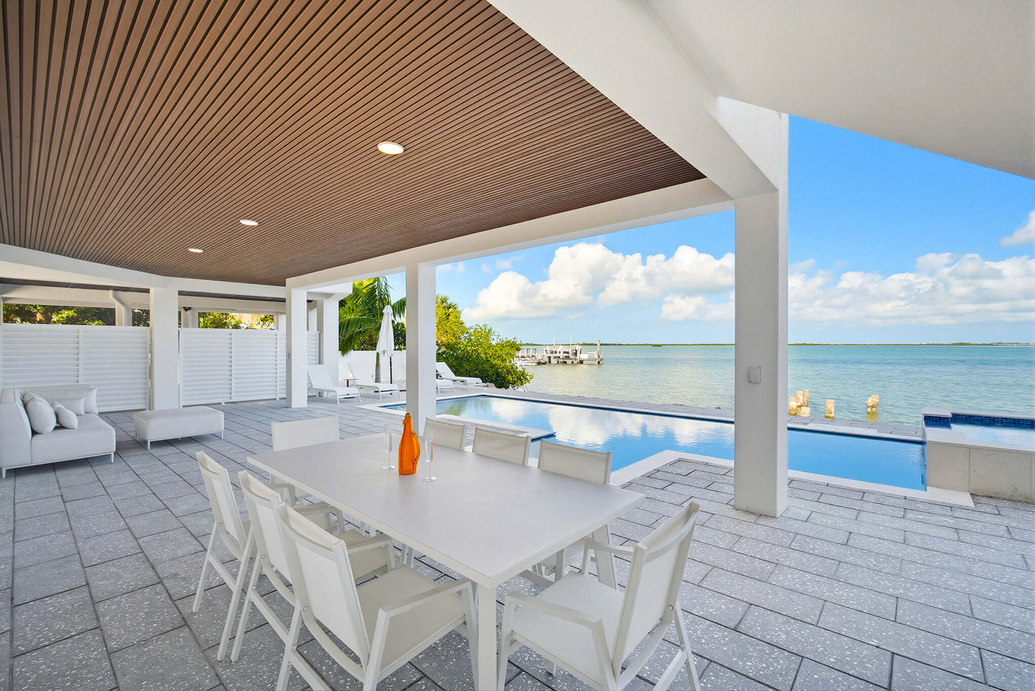 1041 E Buttonwood Drive